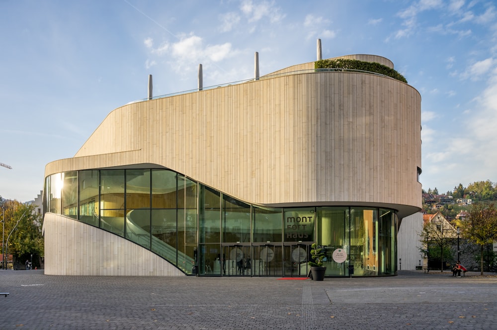 un bâtiment avec des fenêtres en verre