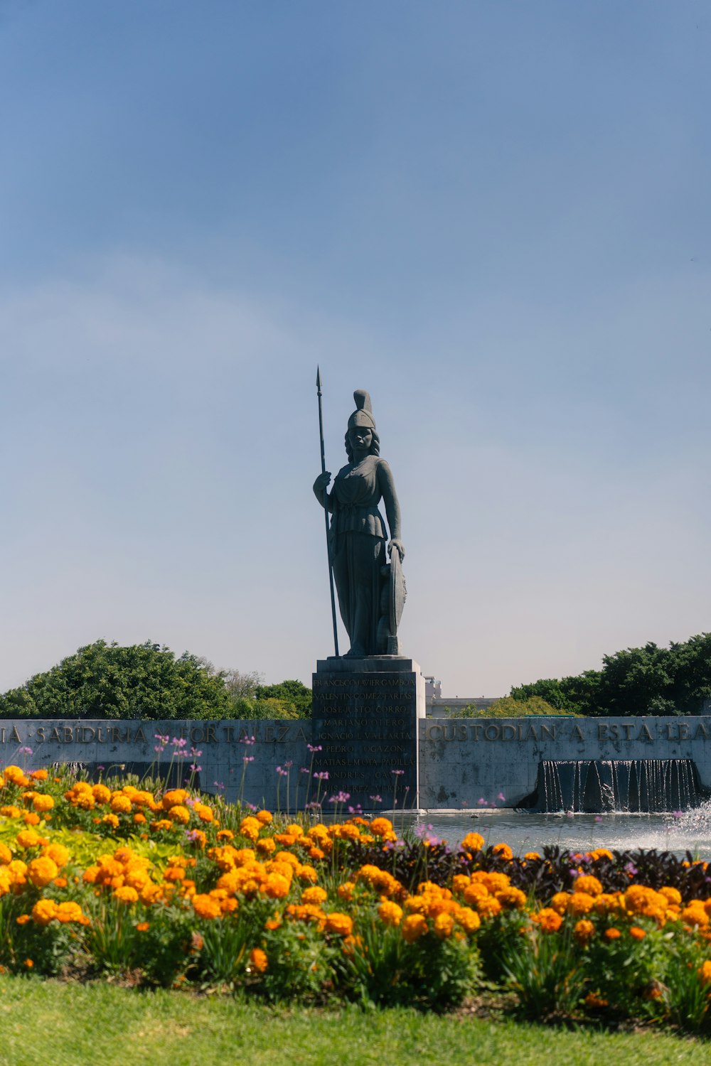 Eine Statue einer Person, die von Blumen umgeben ist