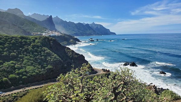A body of water with mountains in the background — Tenerife, Spain