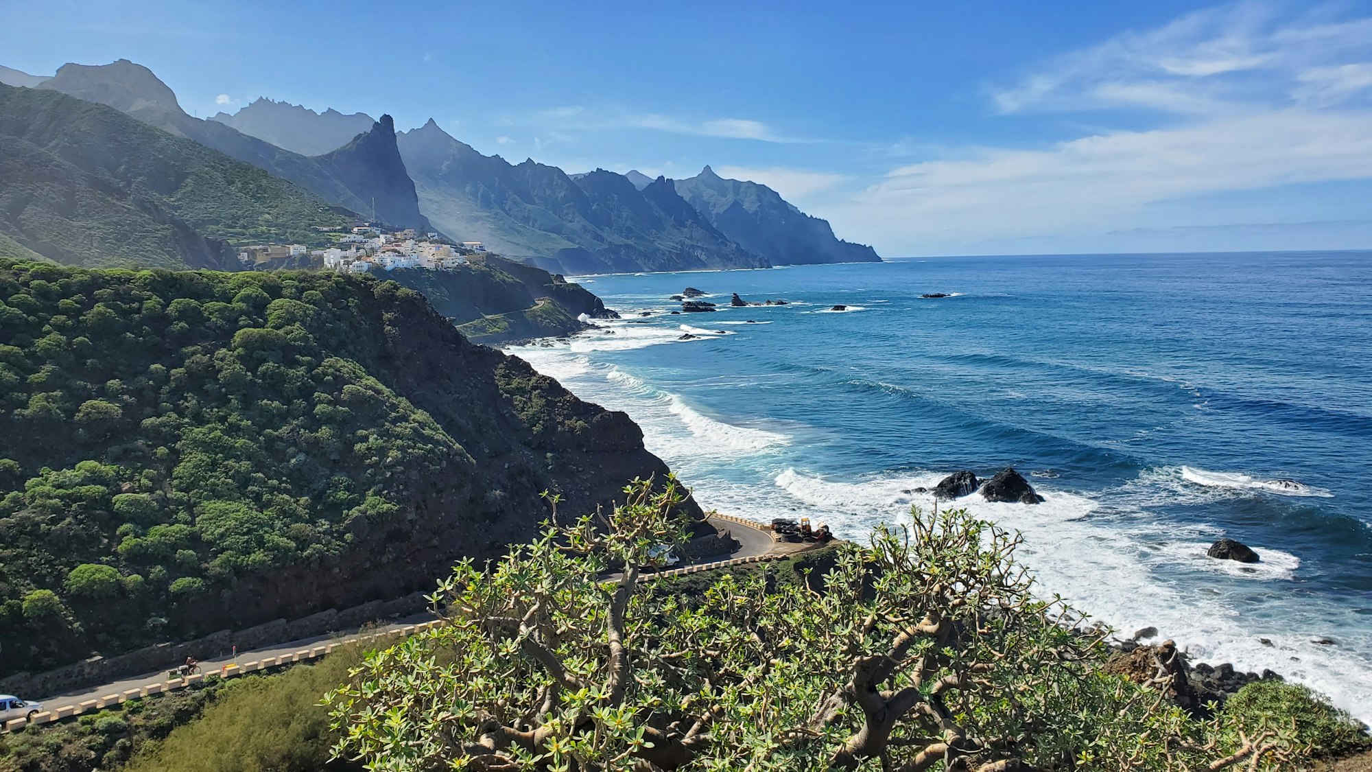 Grüne Berge an der Atlantikküste im Norden Teneriffas
