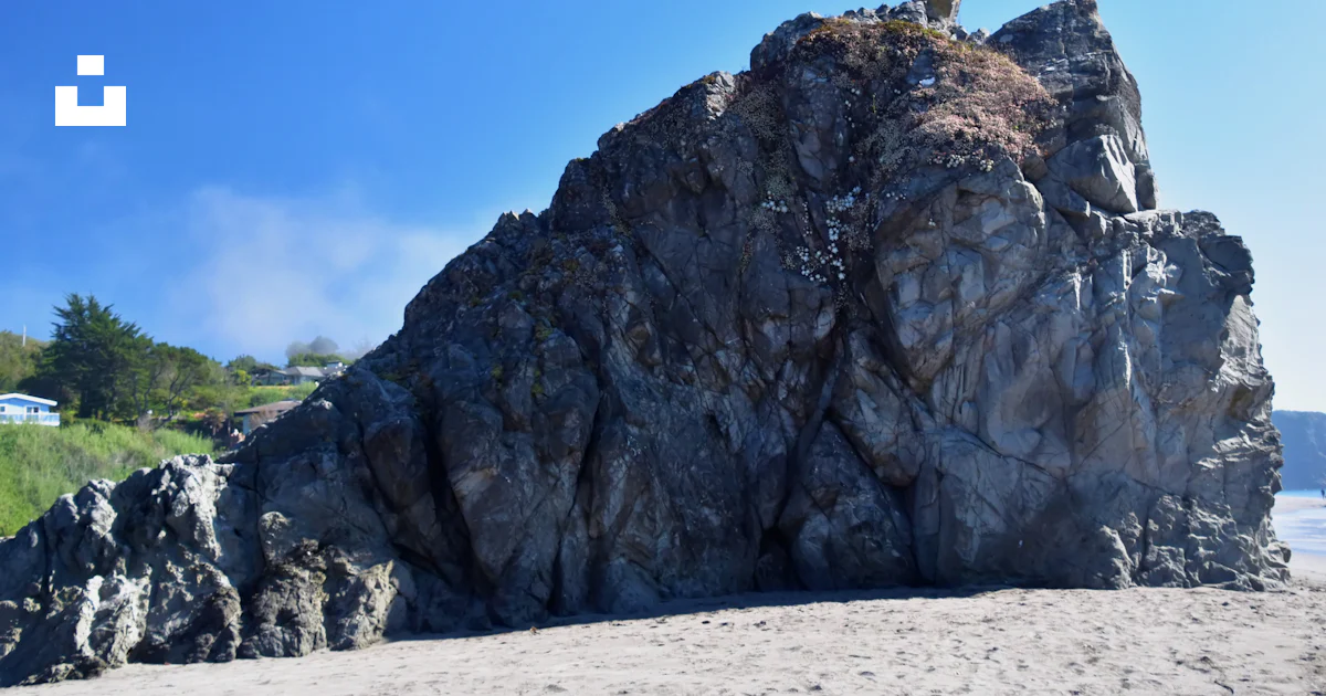 Un Gros Rocher Sur Une Plage Photo Photo Parc D tat De Harris Beach un-gros-rocher-sur-une-plage-photo-photo-parc-d-tat-de-harris-beach