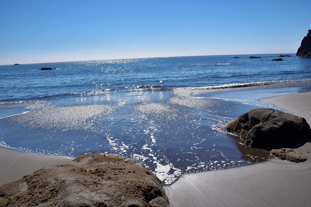 Una playa con rocas y agua