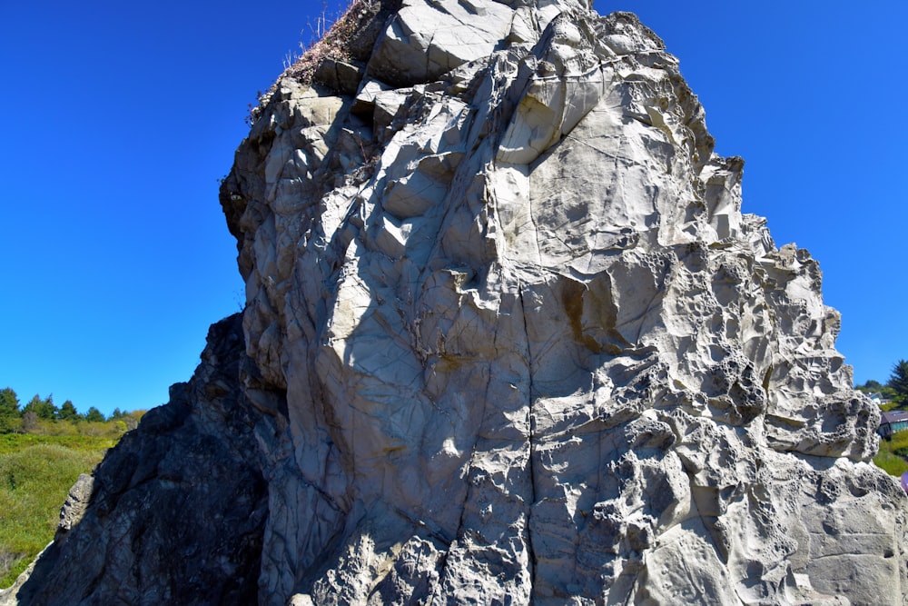 una gran roca con tallas en ella
