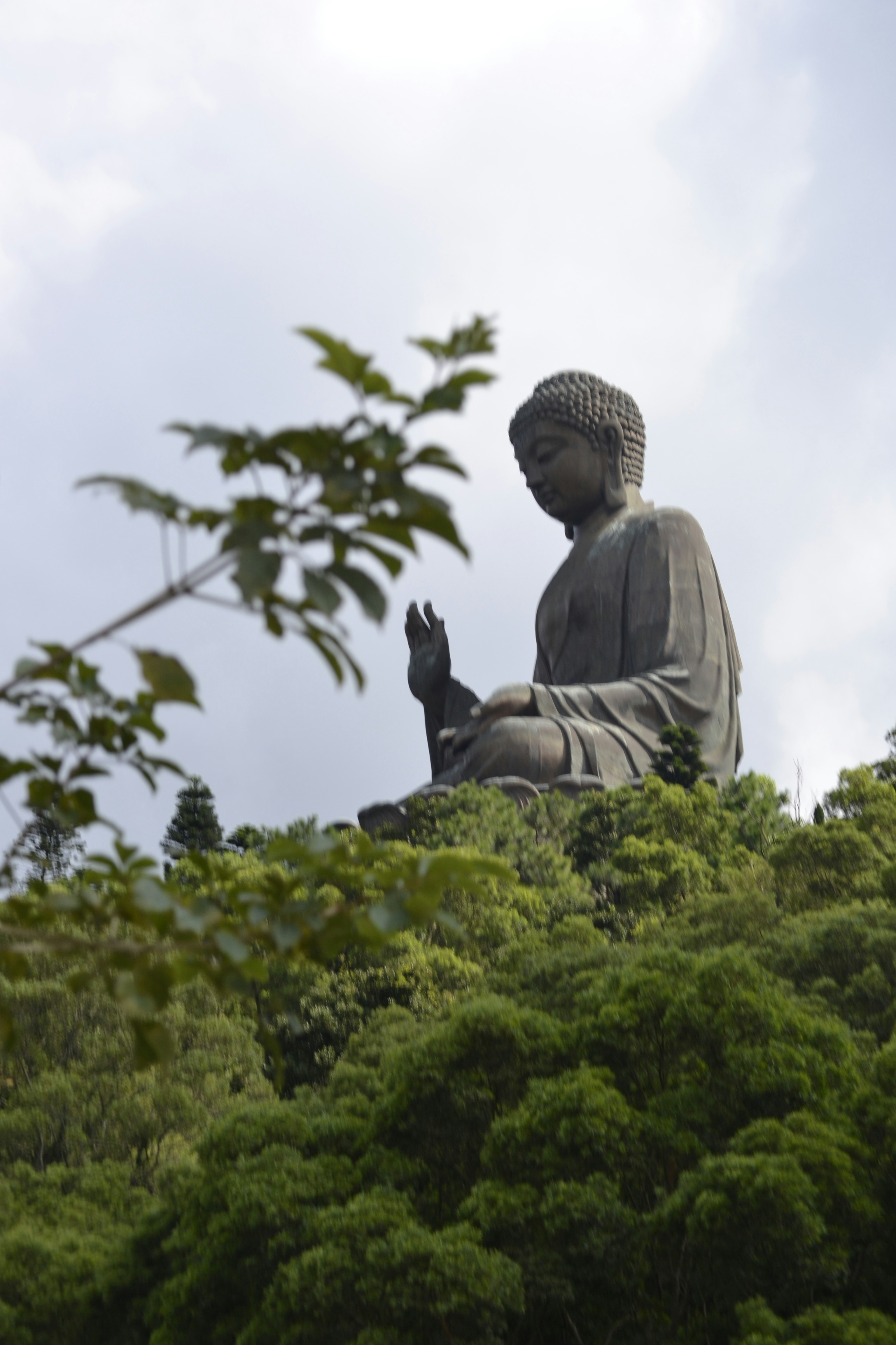 Una estatua de un hombre sosteniendo una antorcha