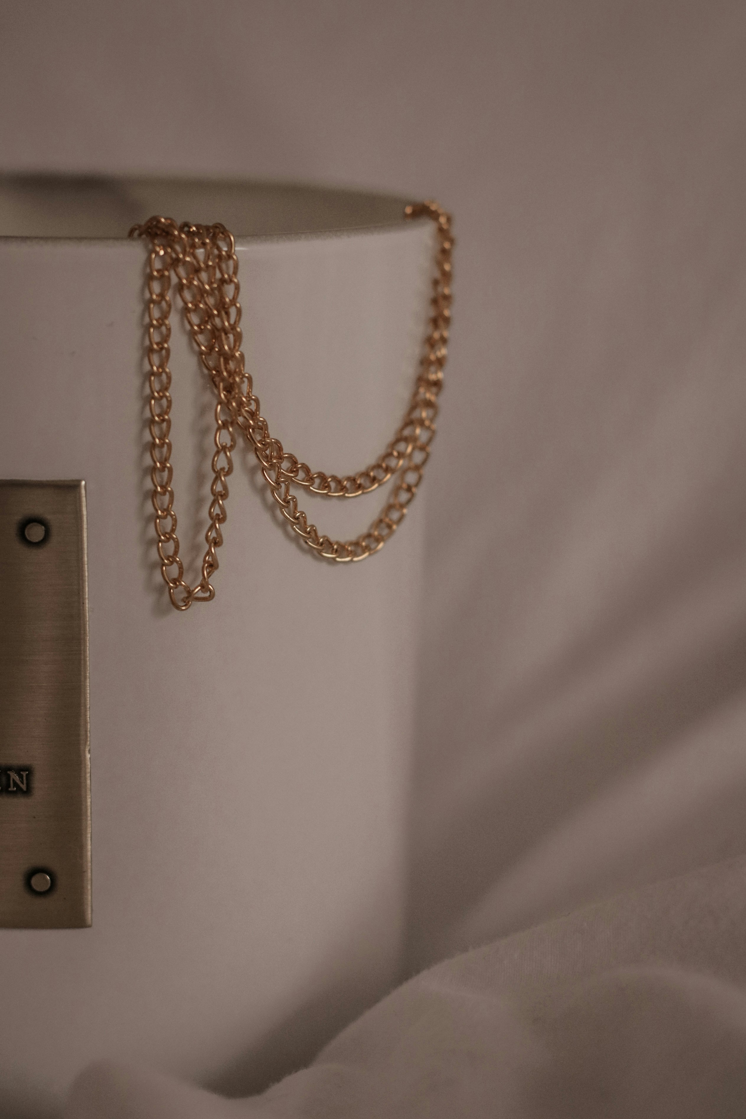 Foto Una cadena de oro en una pared – Imagen gratis en Unsplash