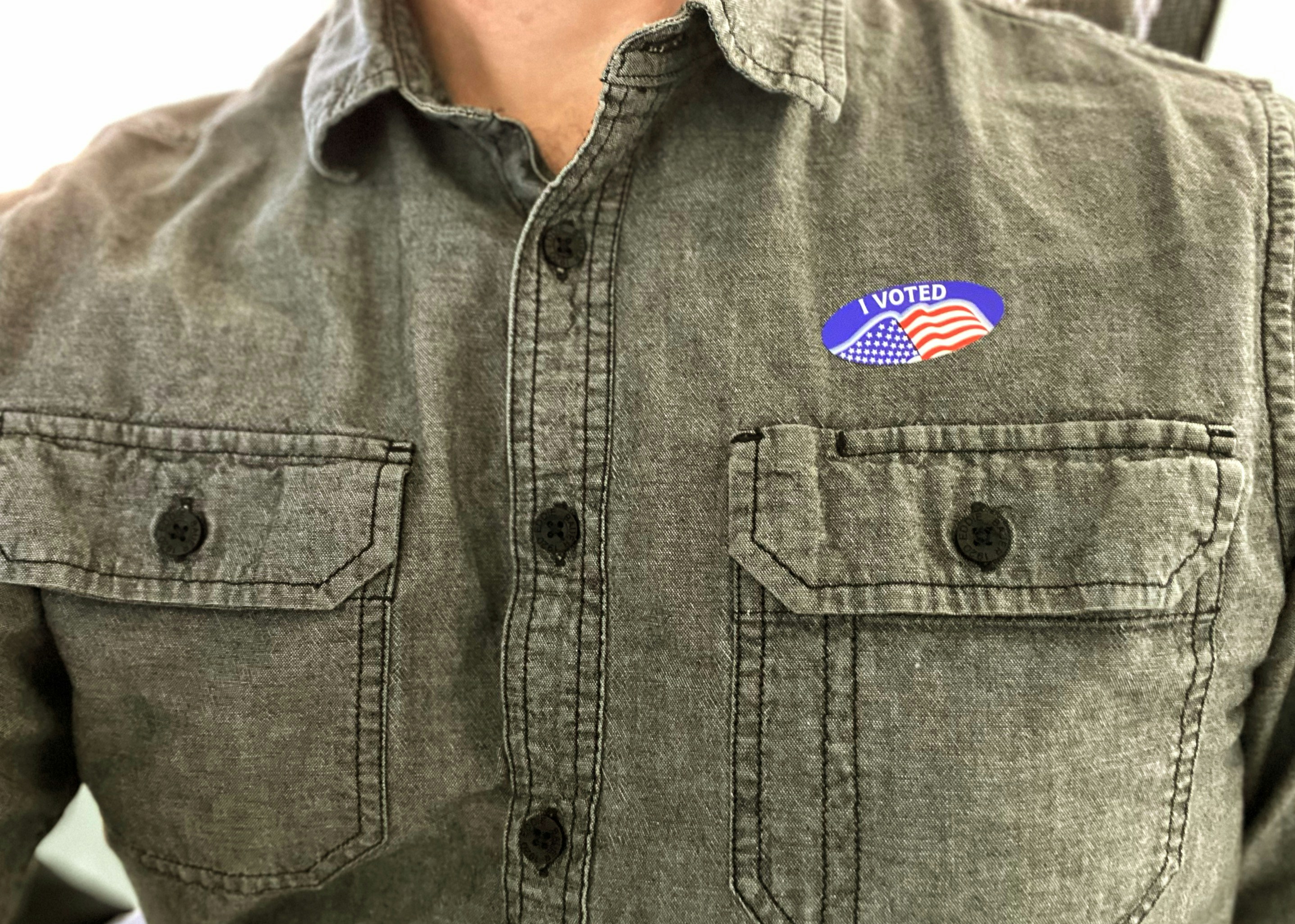 A person wearing a jacket photo – Free Vest Image on Unsplash