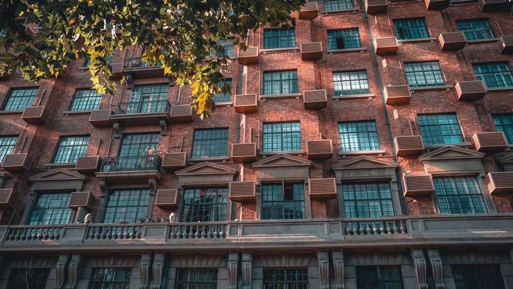 Un edificio con muchas ventanas