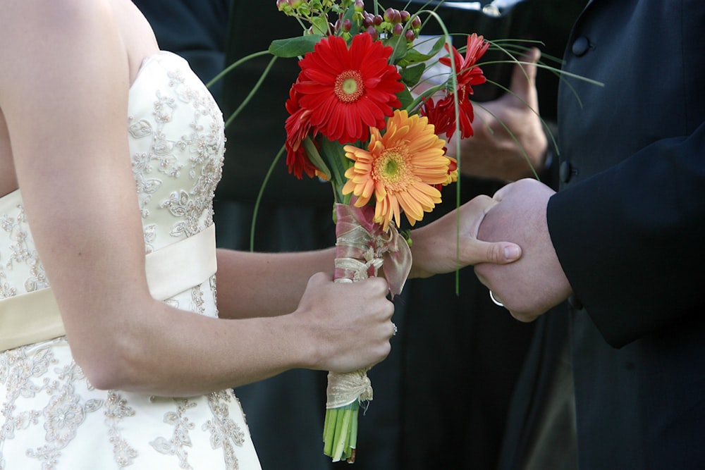 ein Brautpaar mit Blumen