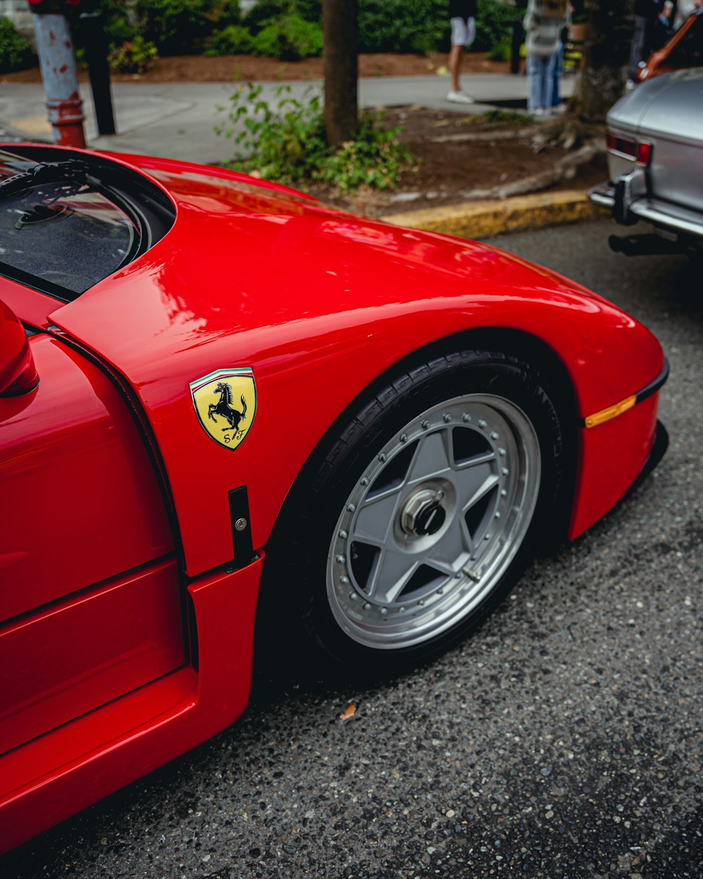 Un coche rojo con cara de dibujos animados