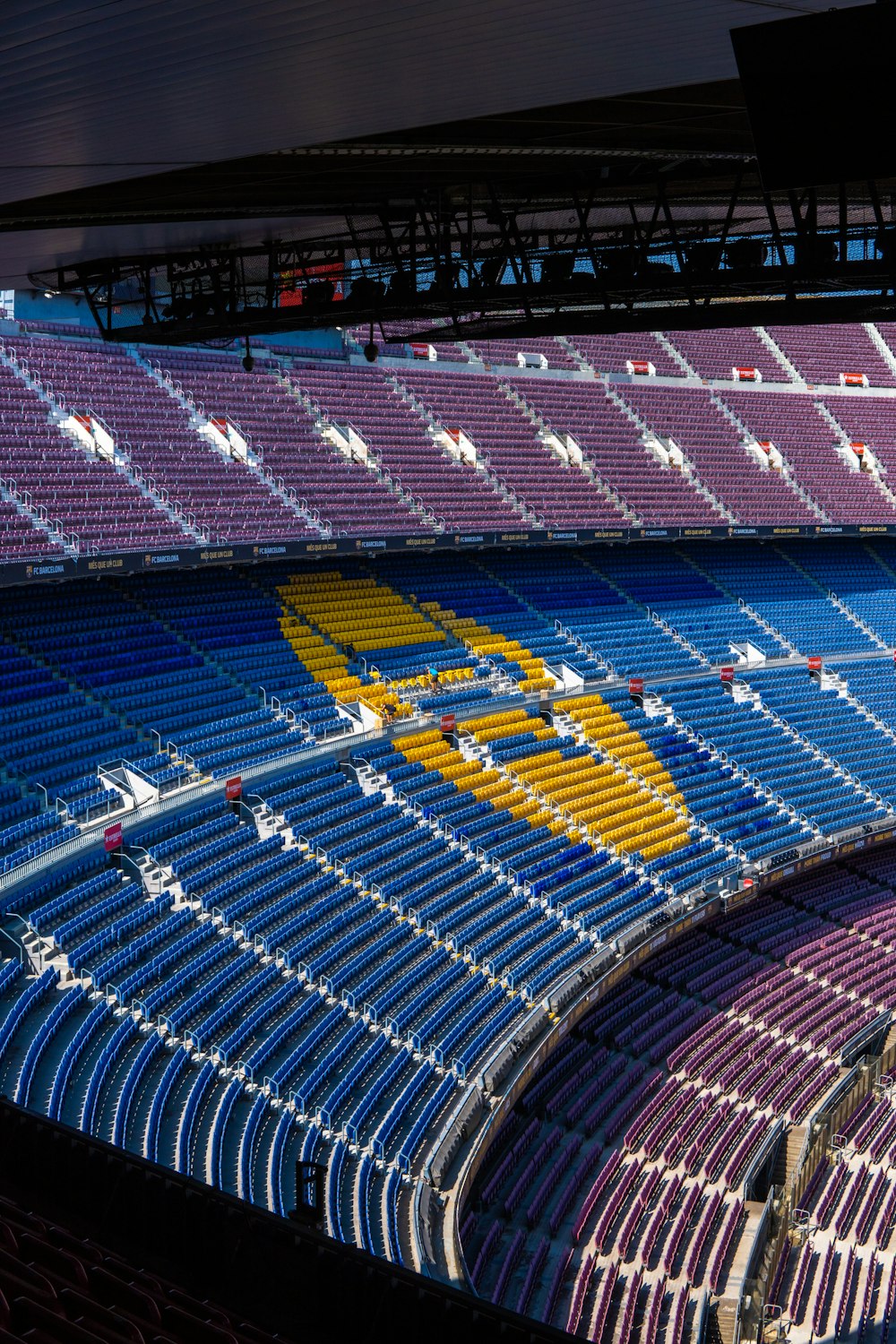 uma arena esportiva com um campo e assentos