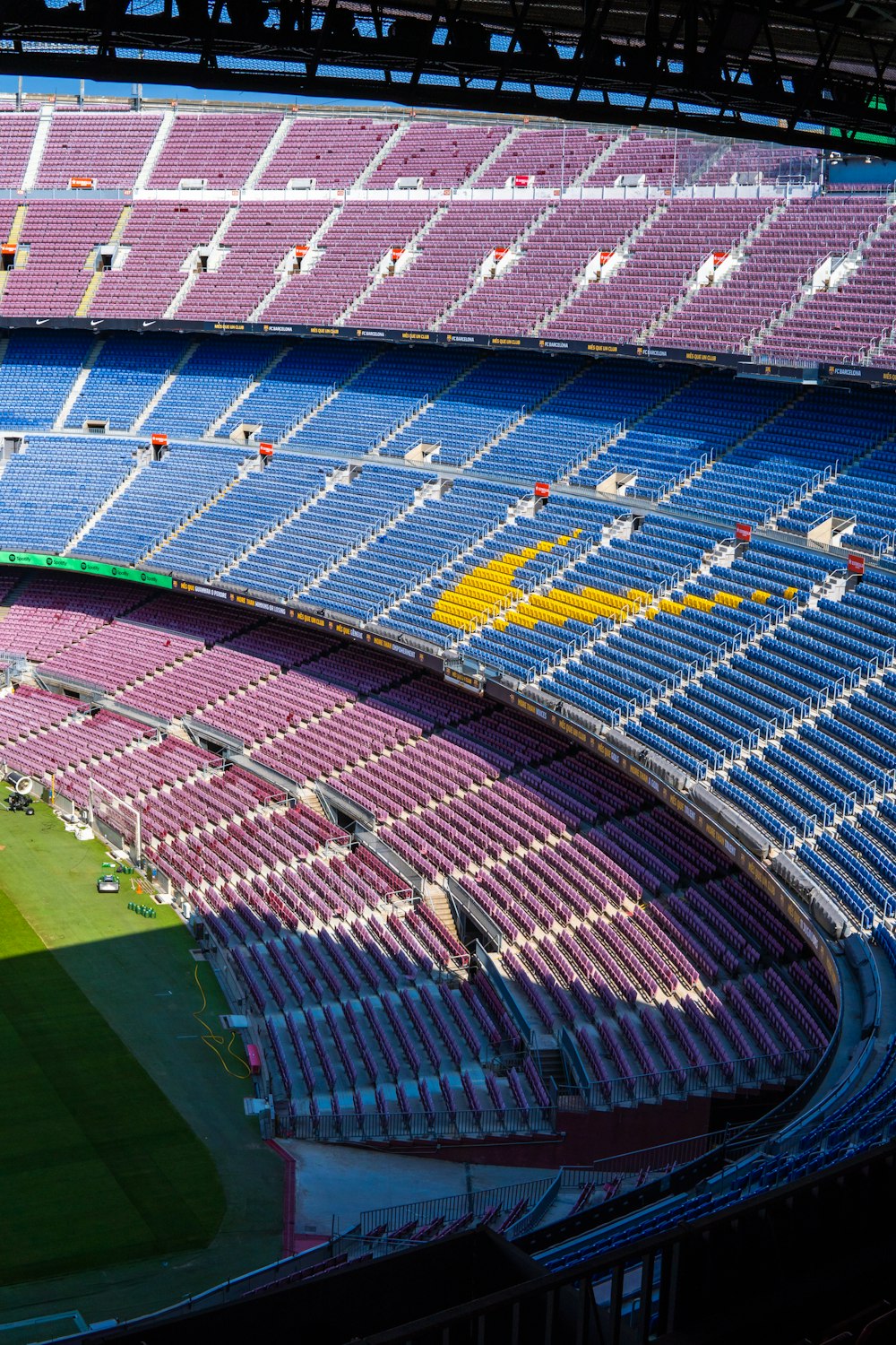 uno stadio pieno di gente con il Camp Nou sullo sfondo