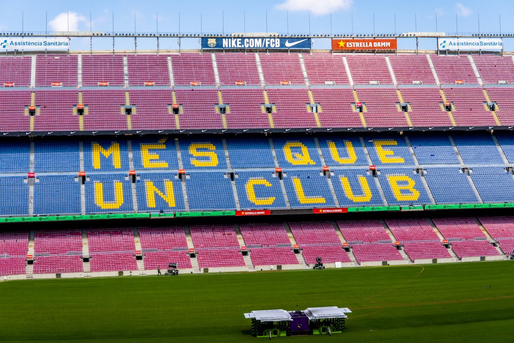 uno stadio sportivo con un campo e un campo con il Camp Nou sullo sfondo