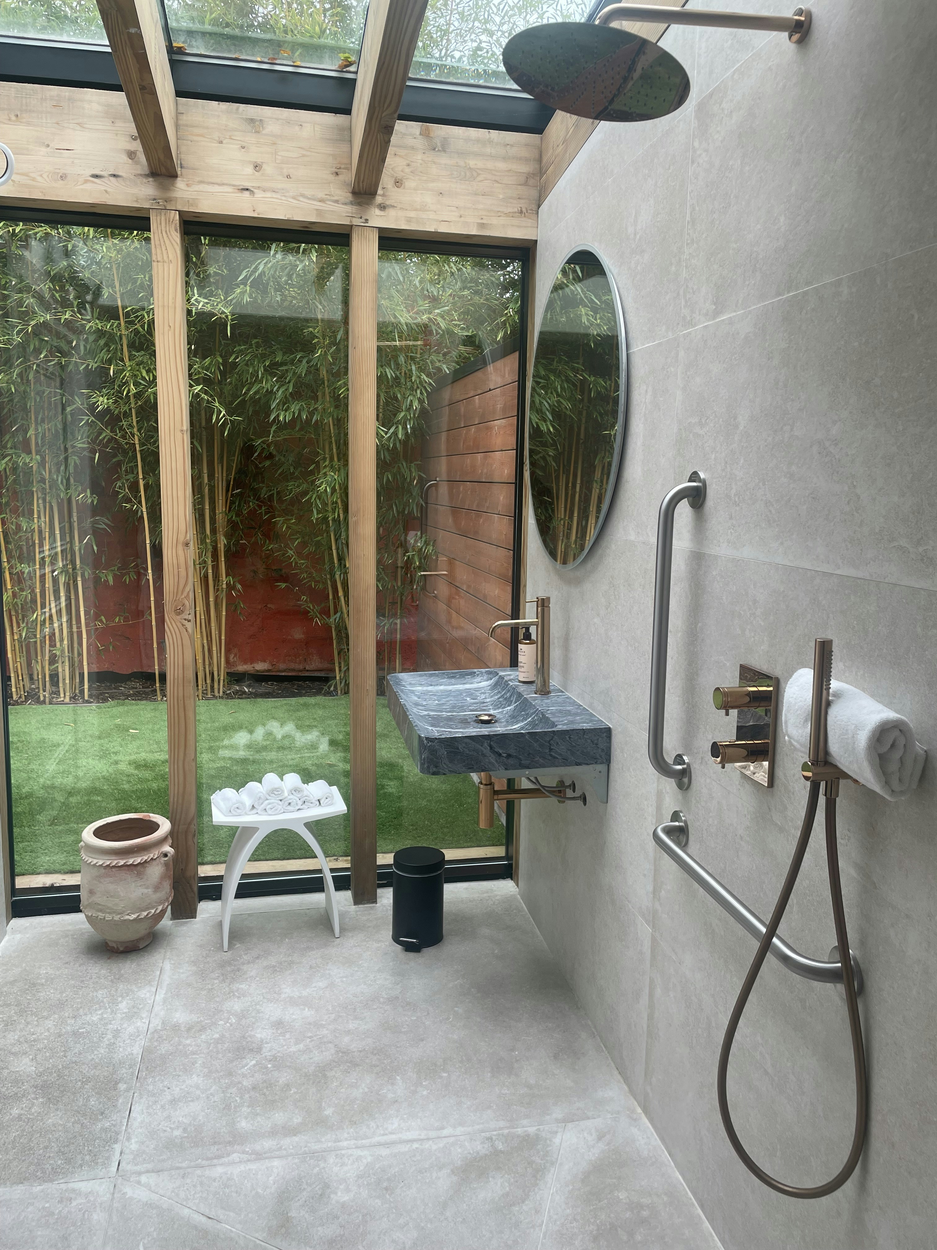 un cuarto de baño con lavabo y espejo