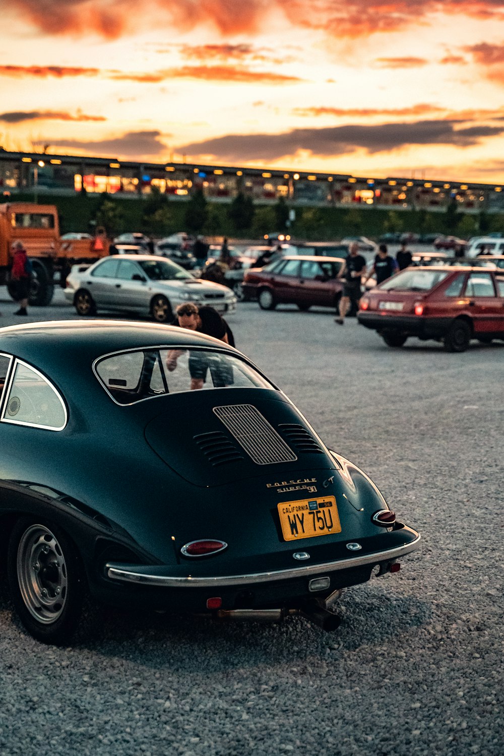 Un grupo de autos estacionados en un estacionamiento