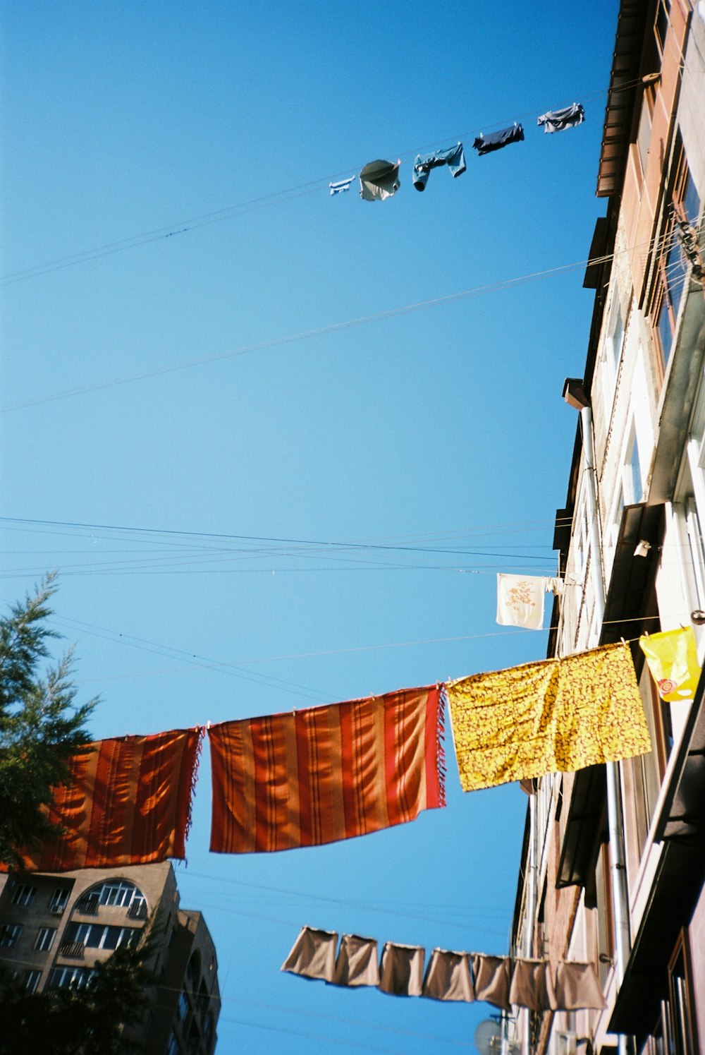 une rangée de drapeaux sur un poteau