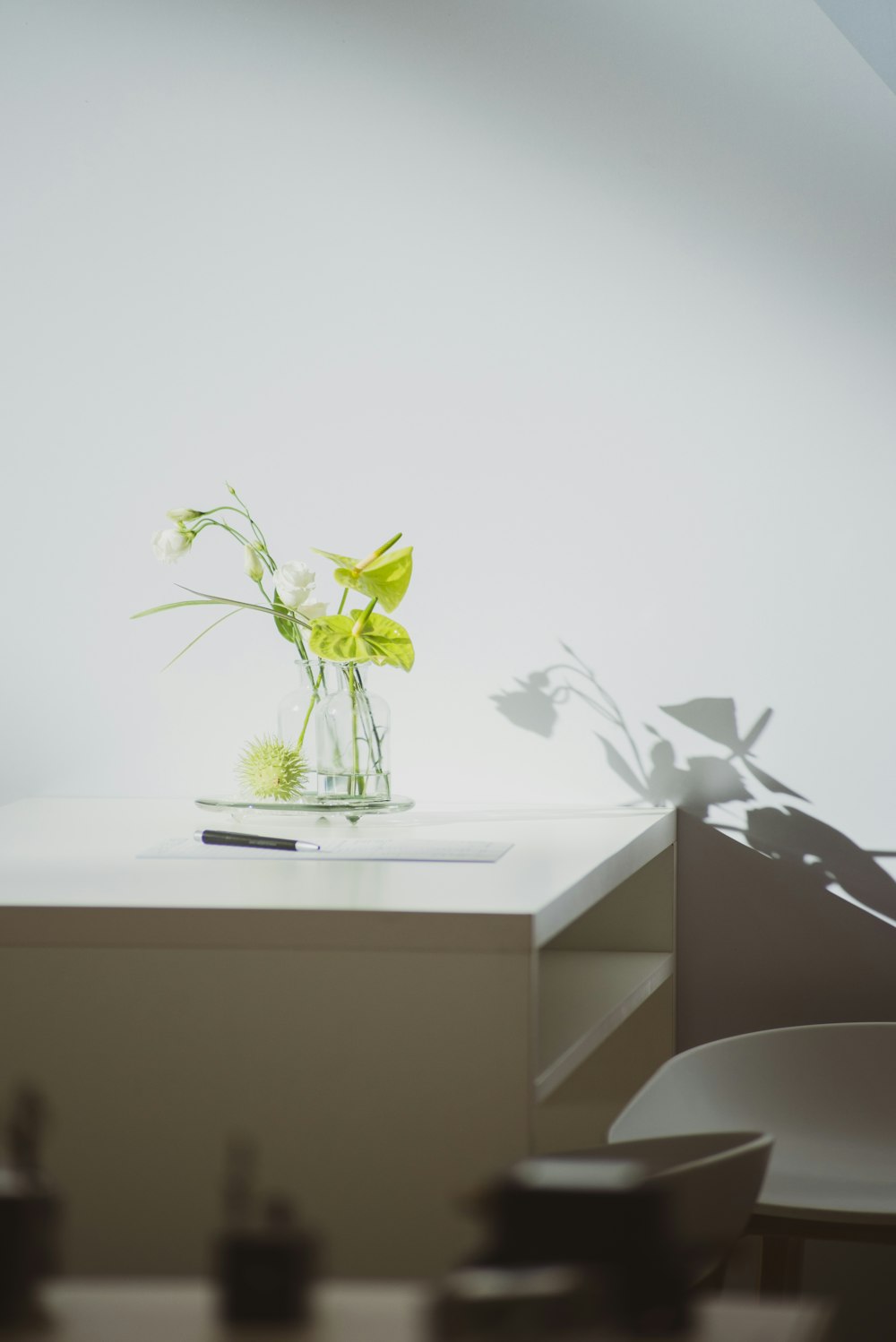 un vase avec des fleurs sur une table