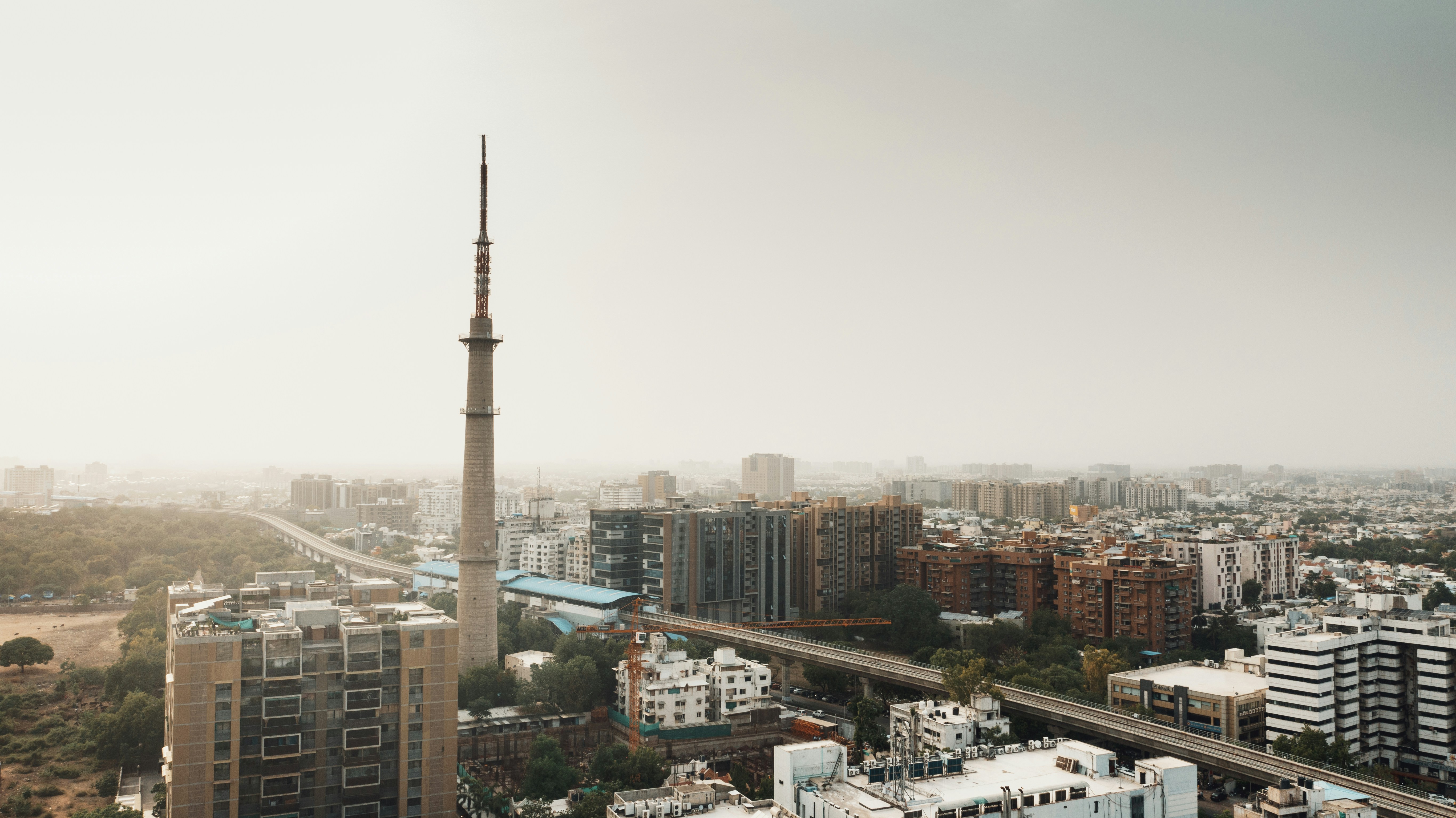 Eine Stadt mit einem hohen Turm