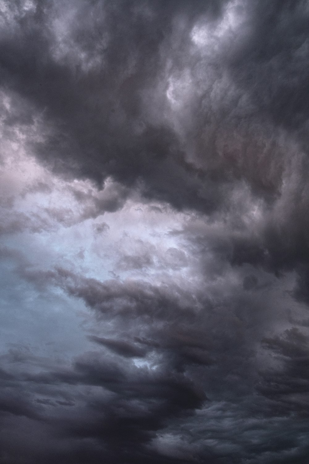 un cielo oscuro y nublado