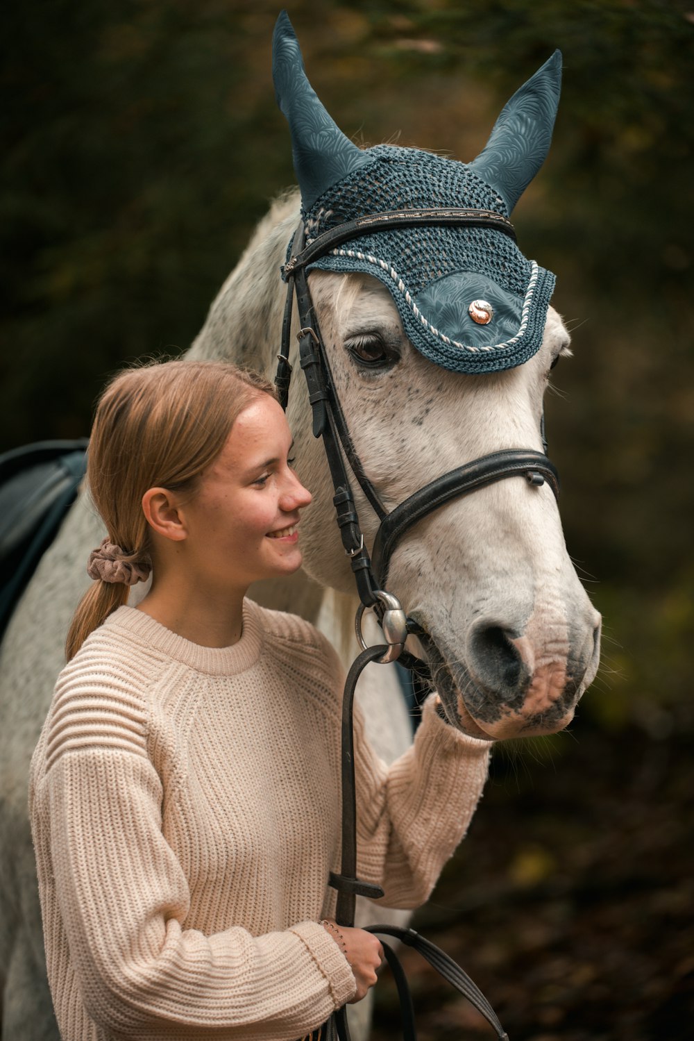 uma pessoa em pé ao lado de um cavalo