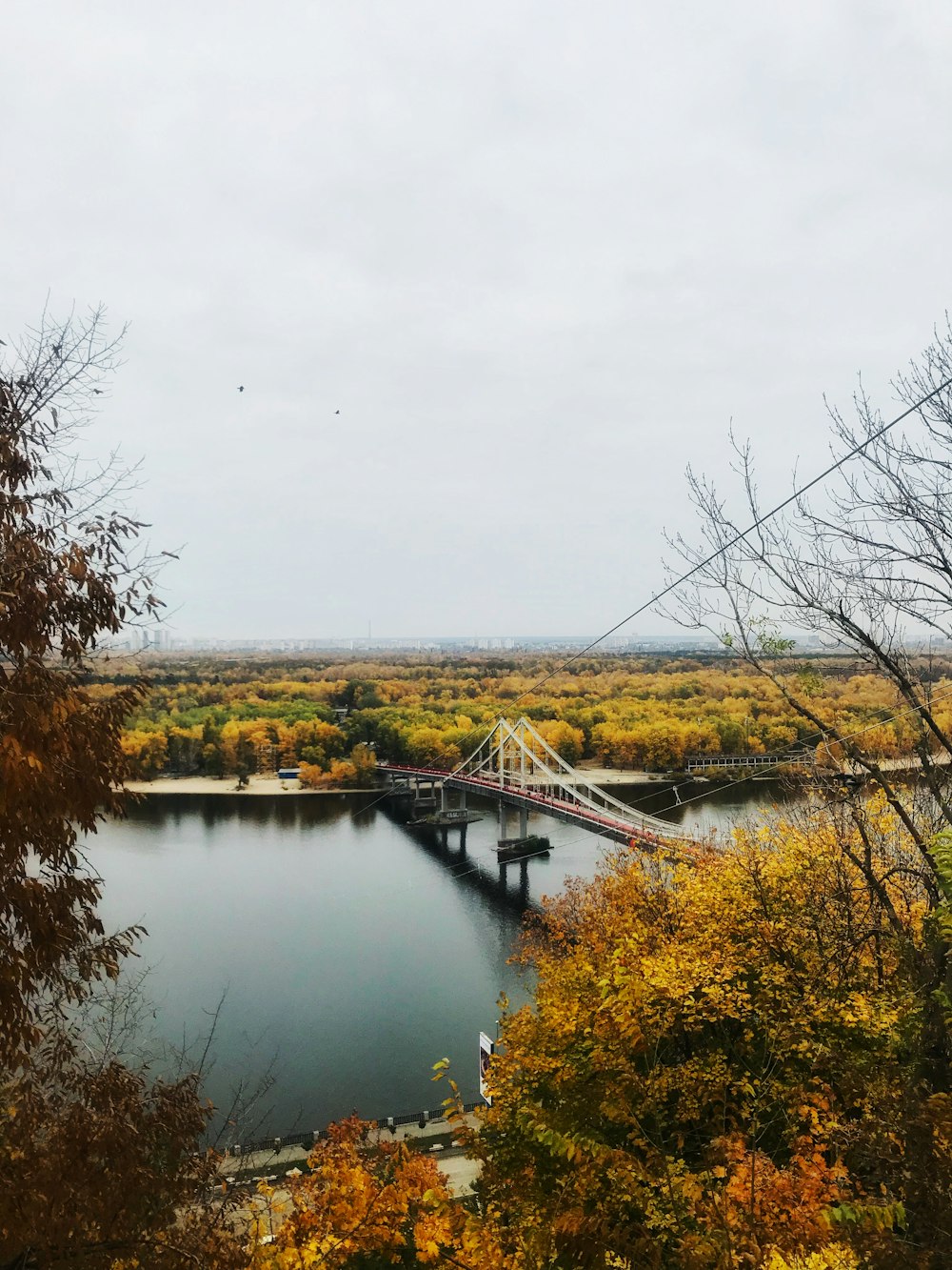 une rivière avec un pont au-dessus