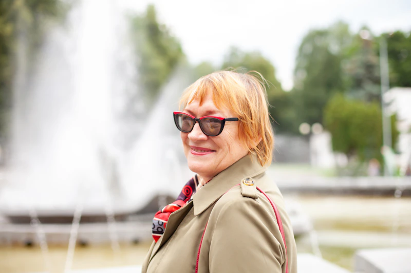 Sugar Mommy colombiana misteriosa con gafas de sol