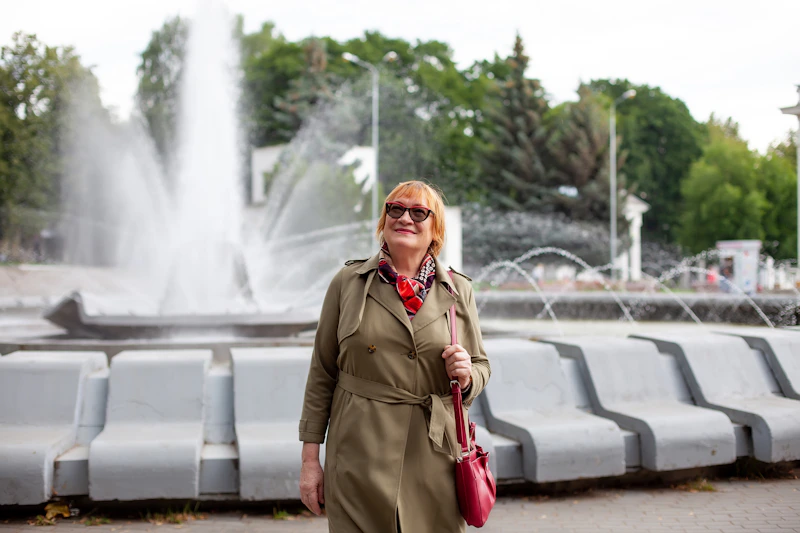 Un sugar daddy español elegante frente a una fuente icónica