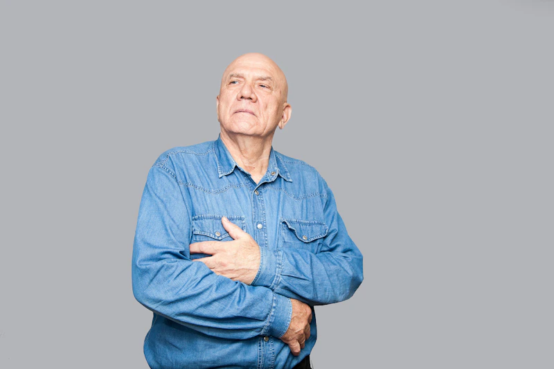 Mann im blauen Shirt