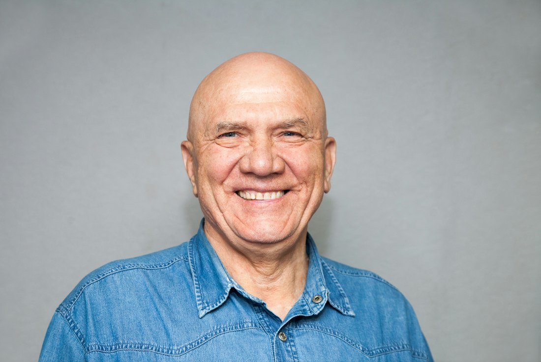 Senhor sorrindo com dentes bonitos e bem cuidados
