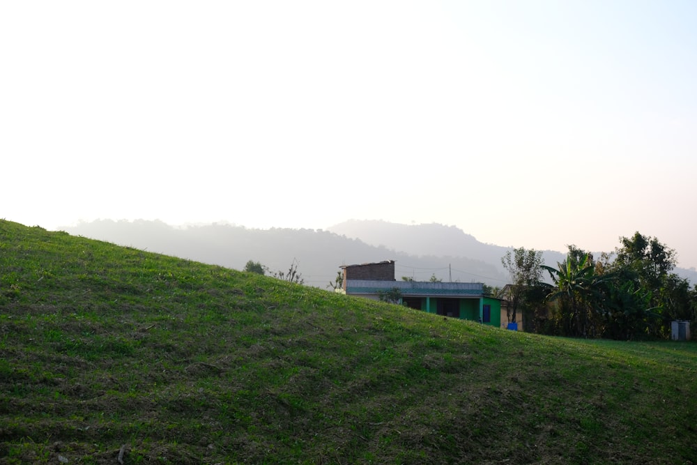 um edifício em uma colina