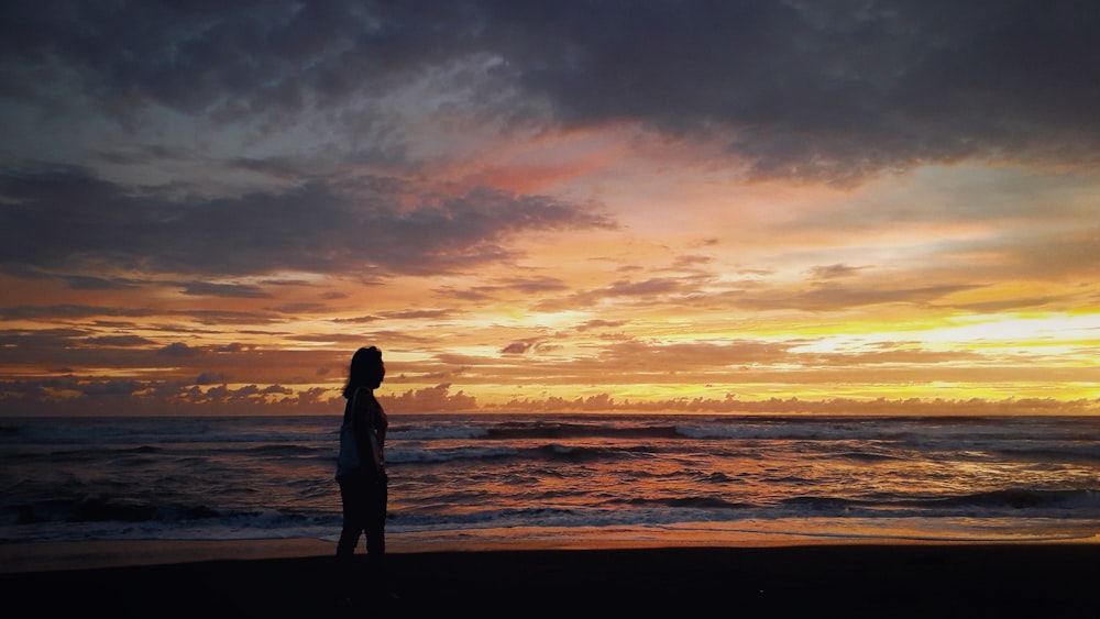 Eine Person, die am Strand steht