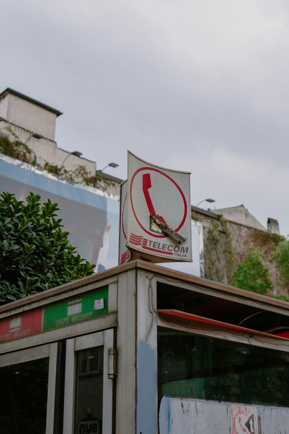 un cartello sul lato di un edificio