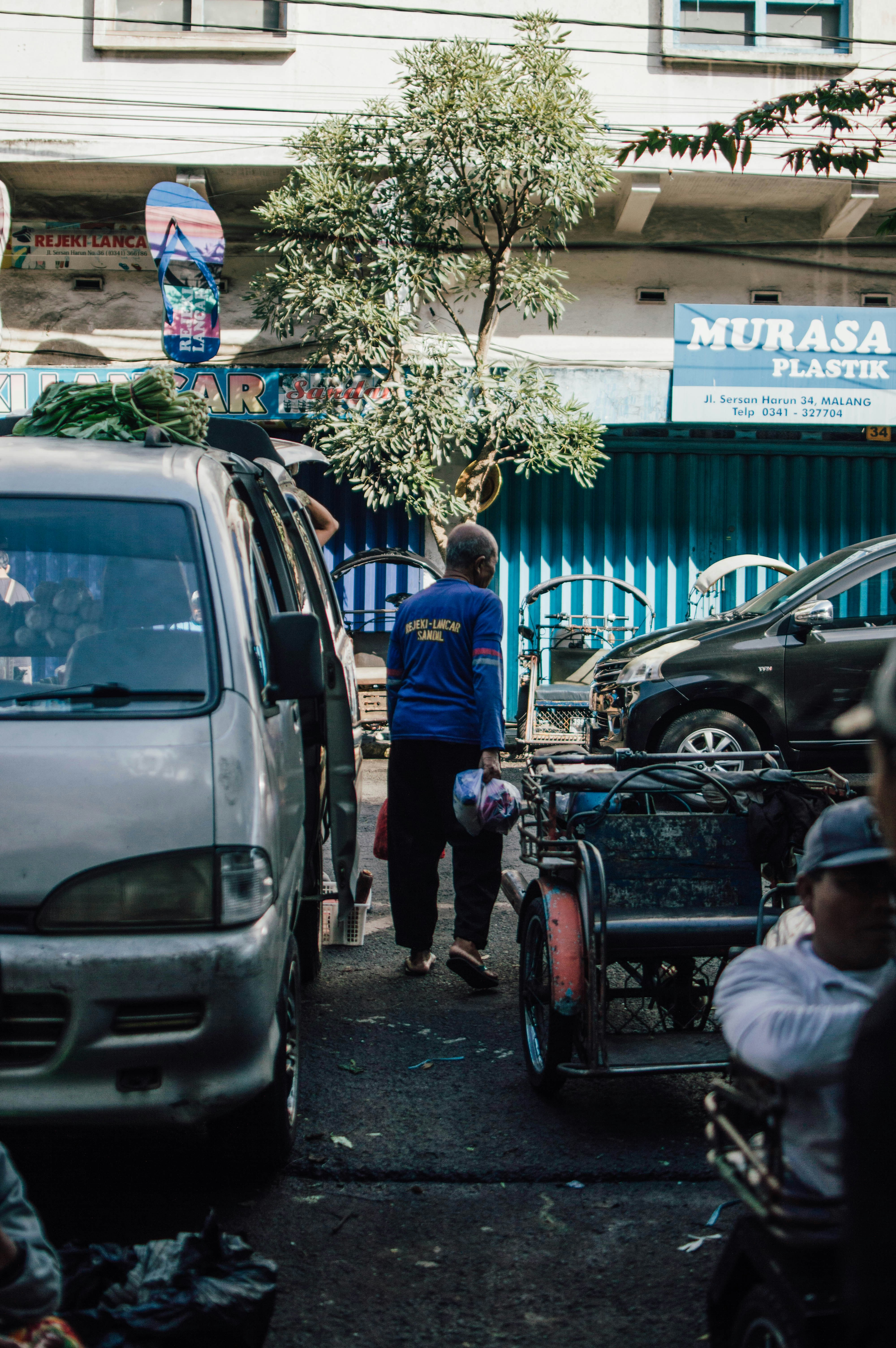 seseorang yang berdiri di samping mobil