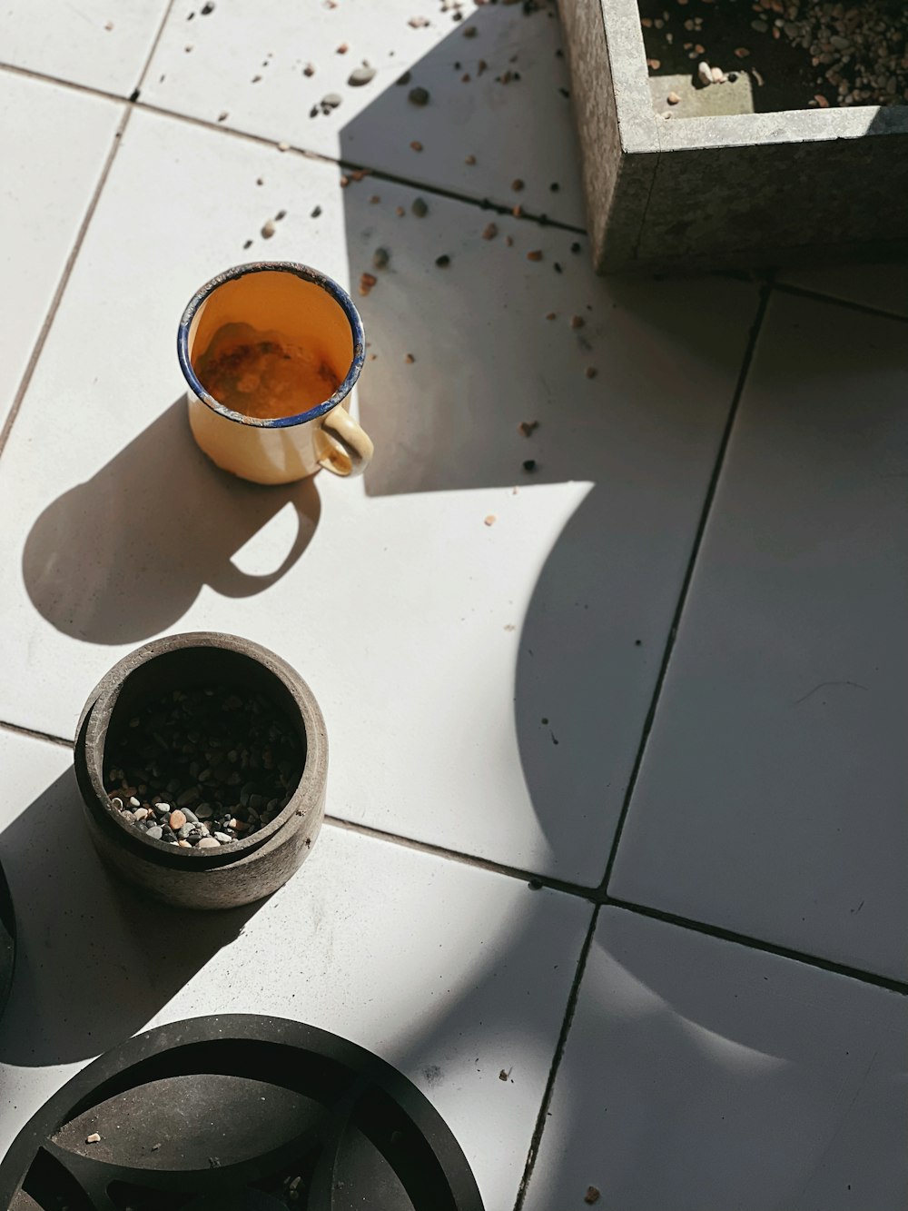 una taza de café en una mesa