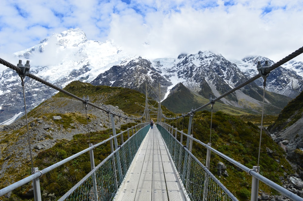 Un puente sobre una montaña