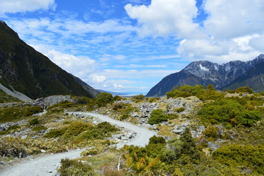 Un fiume che attraversa una valle