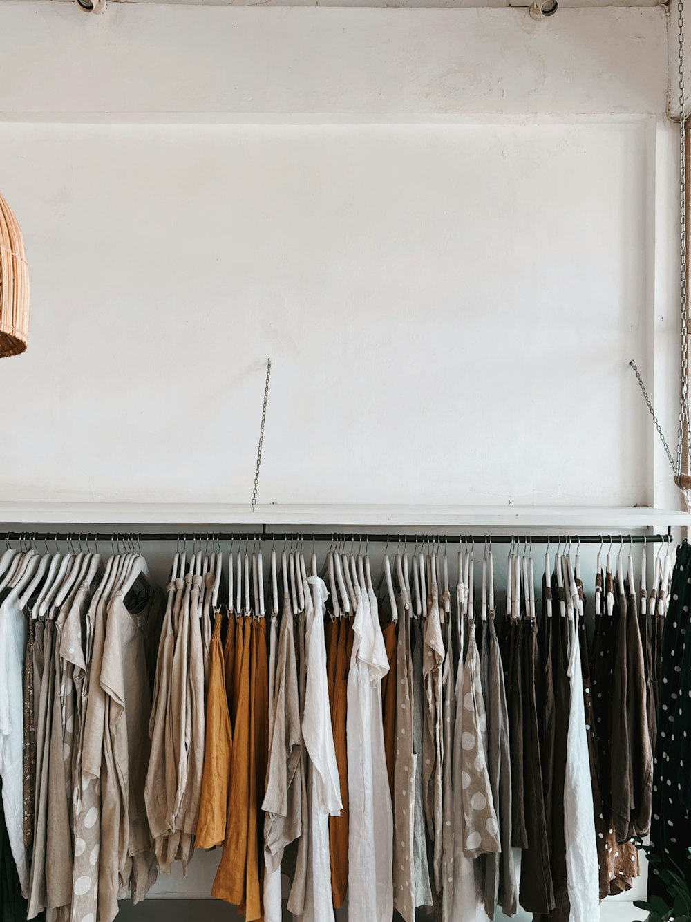 Una fila de ropa en un estante