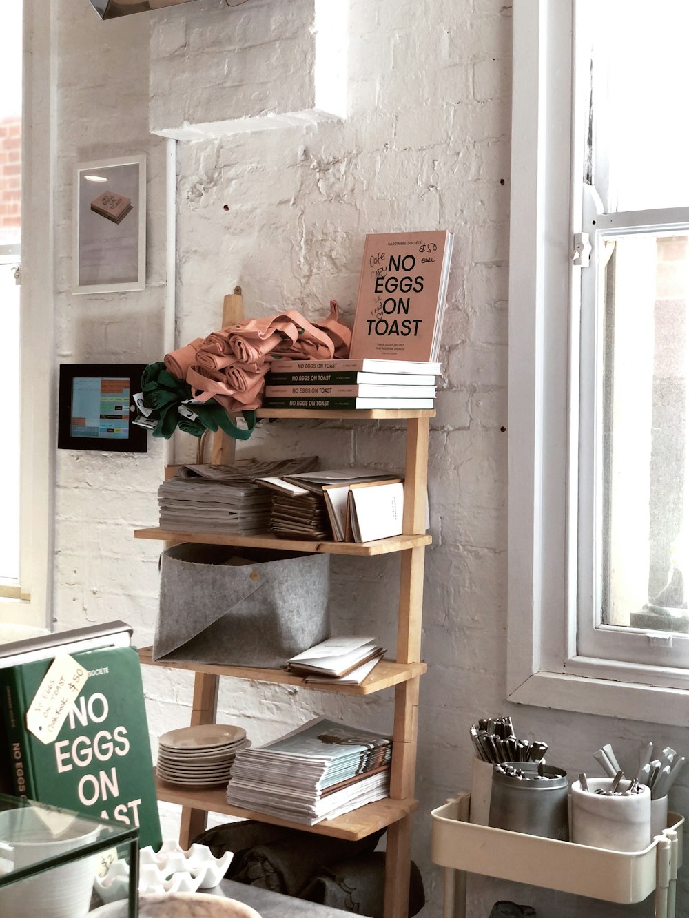 uma estante de livros com livros e uma placa nela