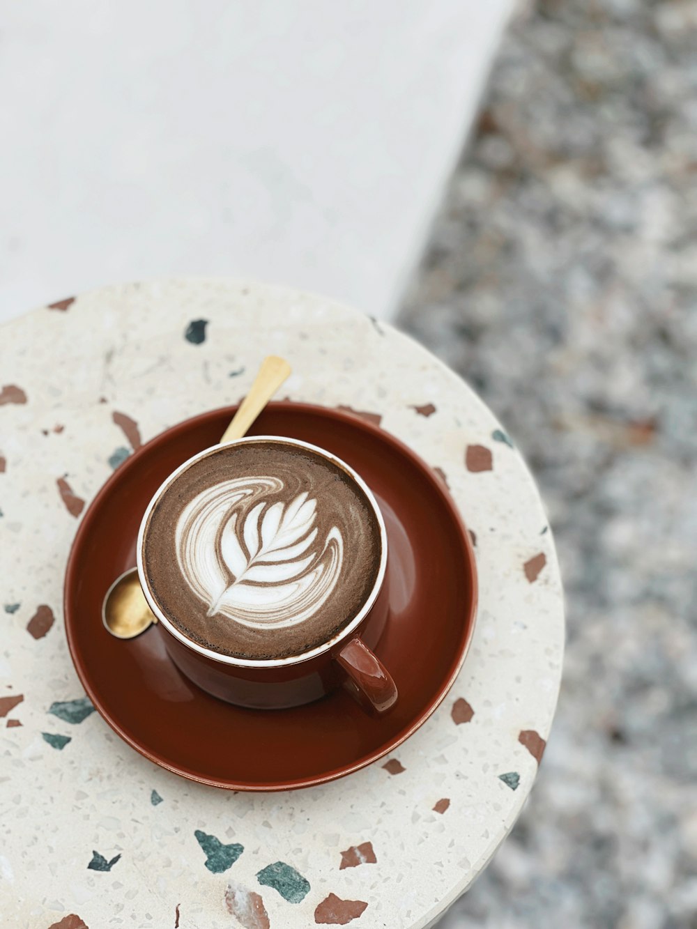 una taza de café con una vela