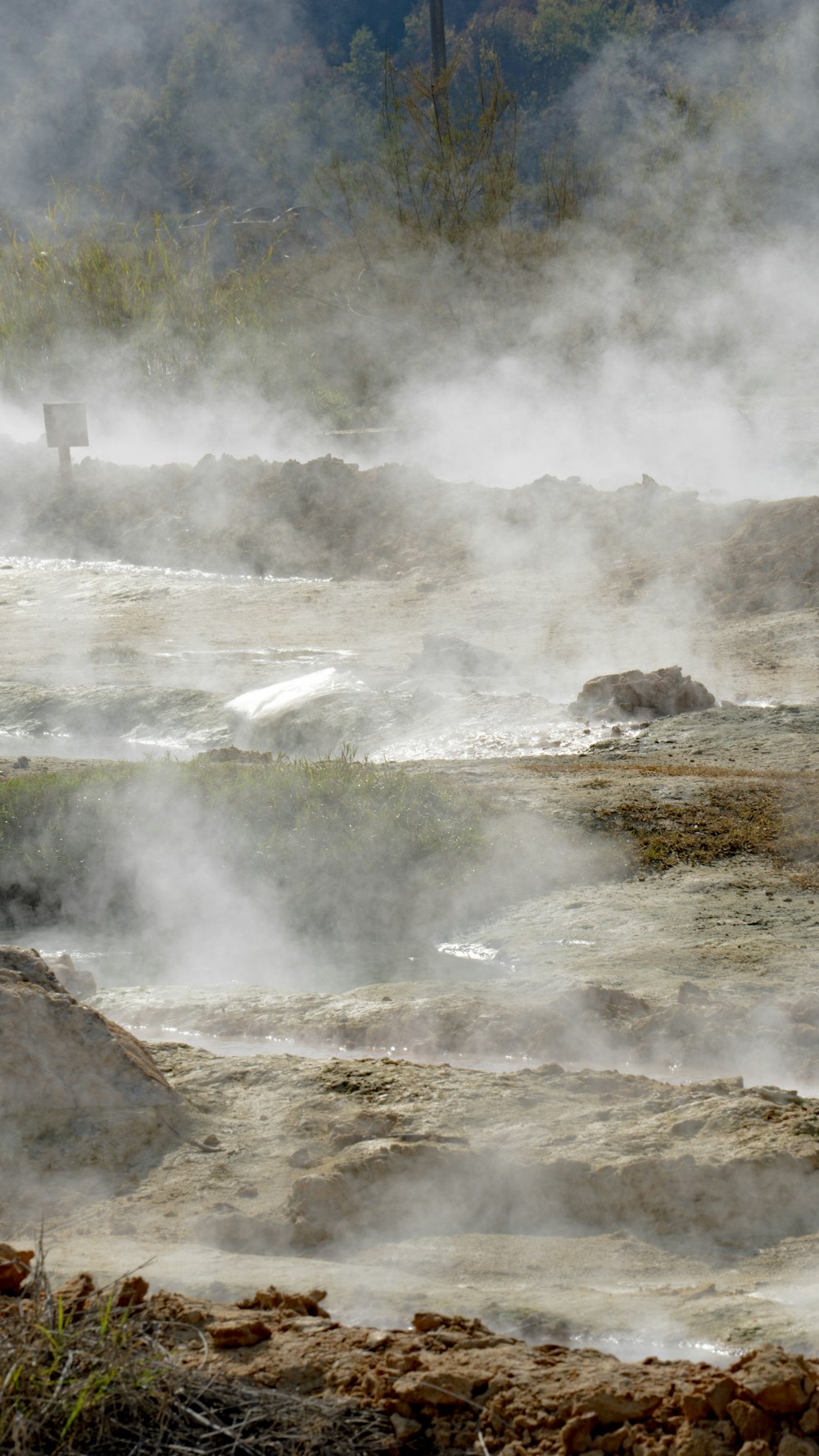 ein großer Wasserfall mit viel Wasser, das herauskommt