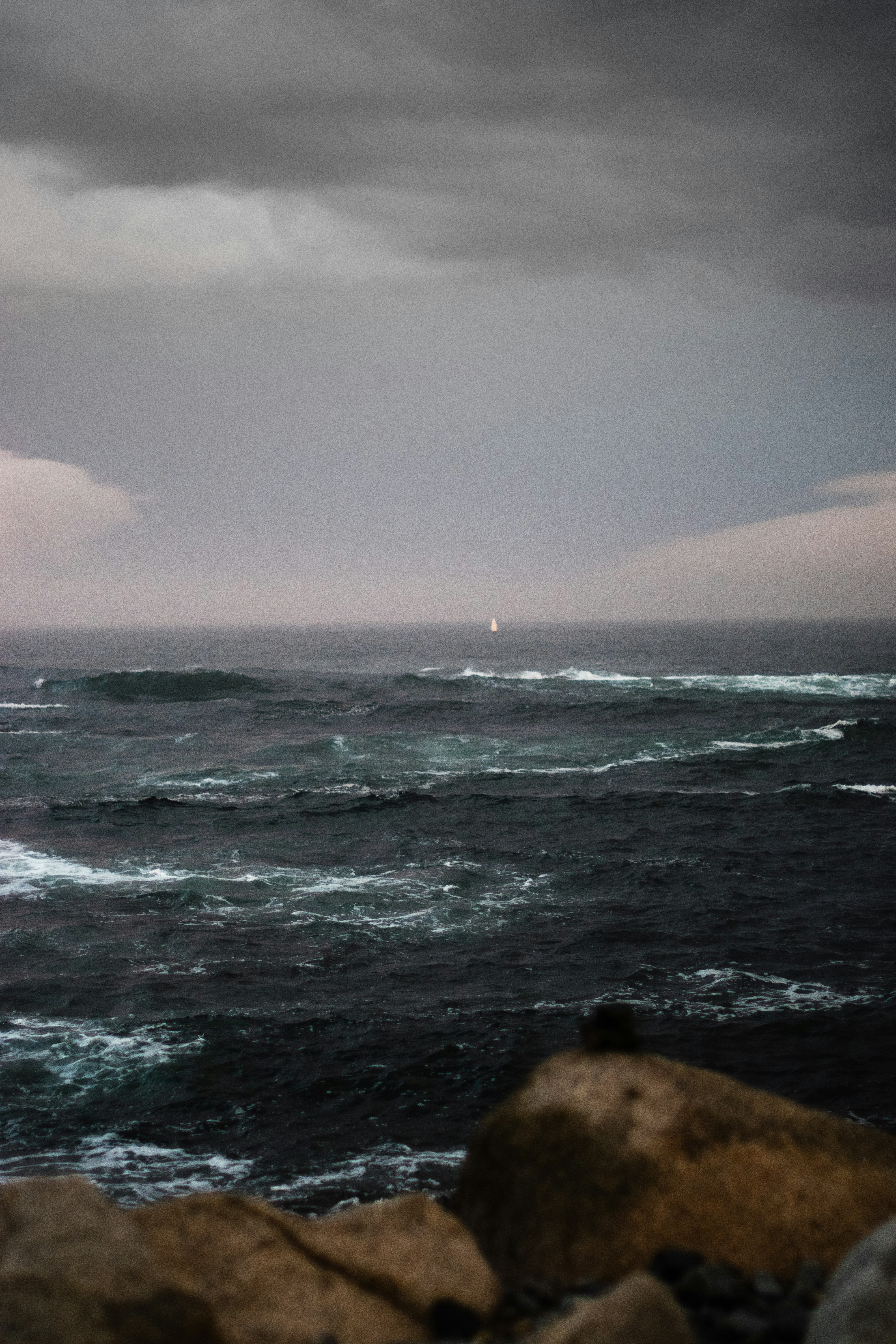 岩と曇り空のある水域