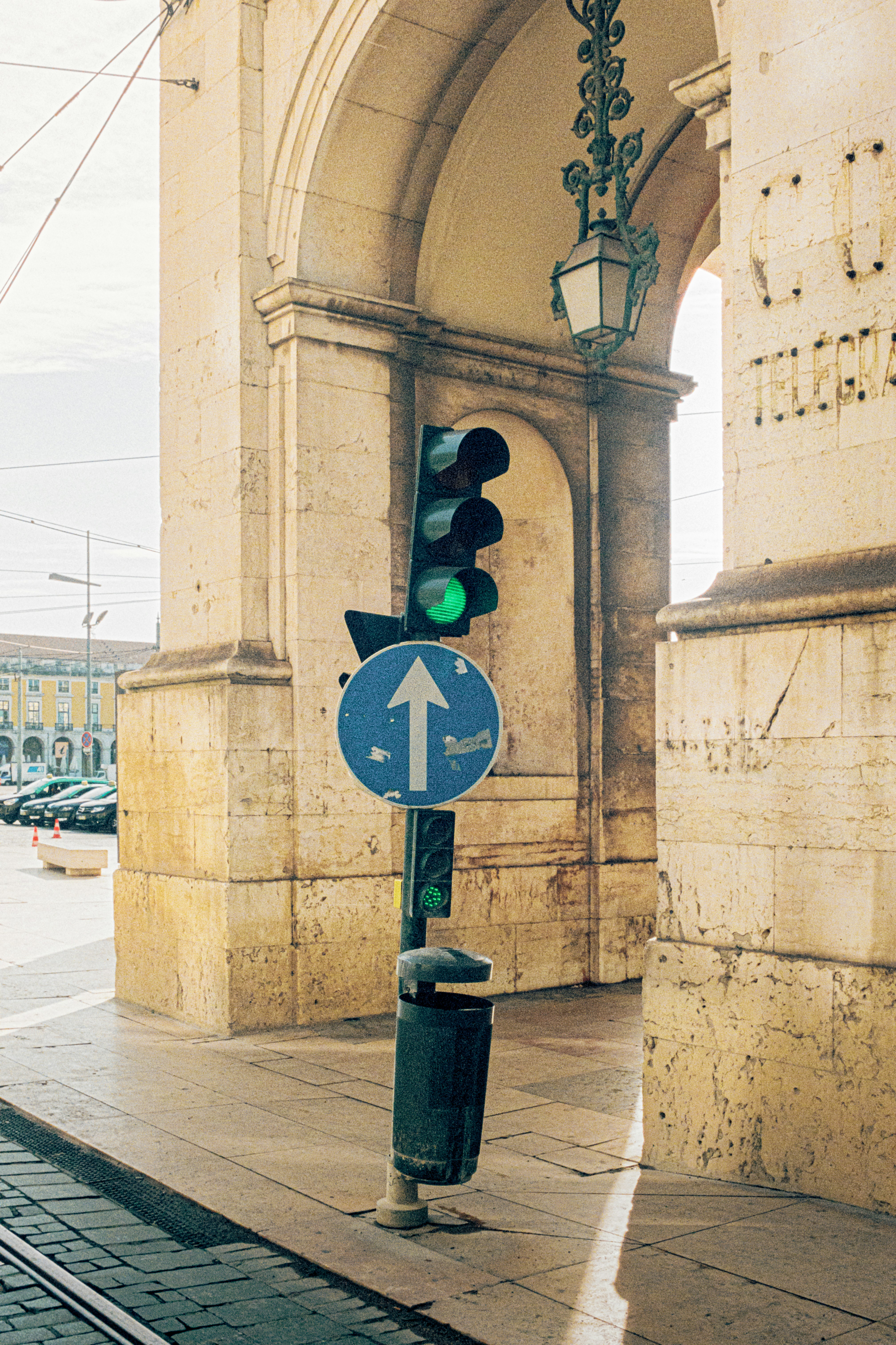 A street sign next to a traffic light photo – Free Lisbon Image on Unsplash
