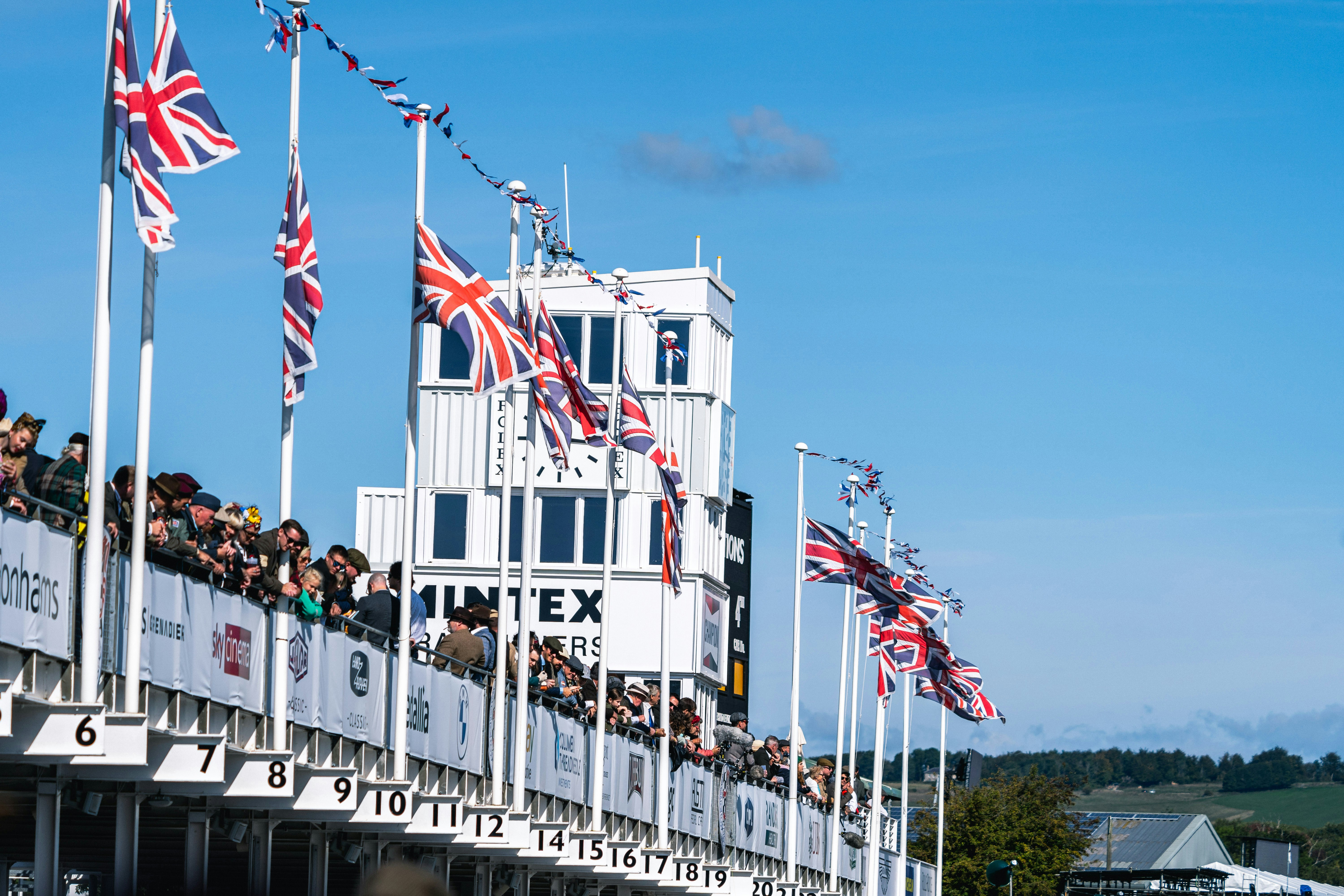 Un bateau avec de nombreux drapeaux