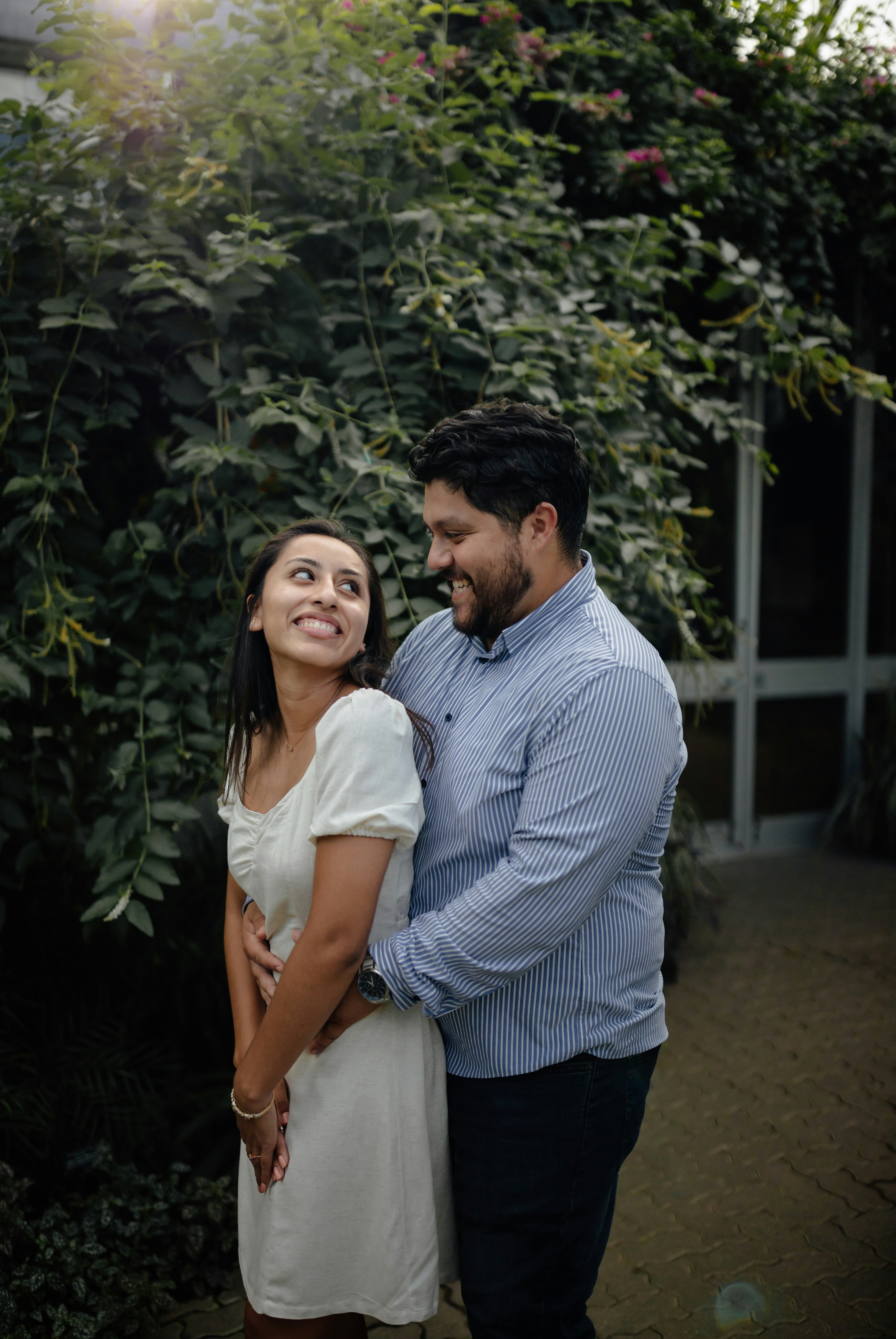 写真のポーズをとる男女