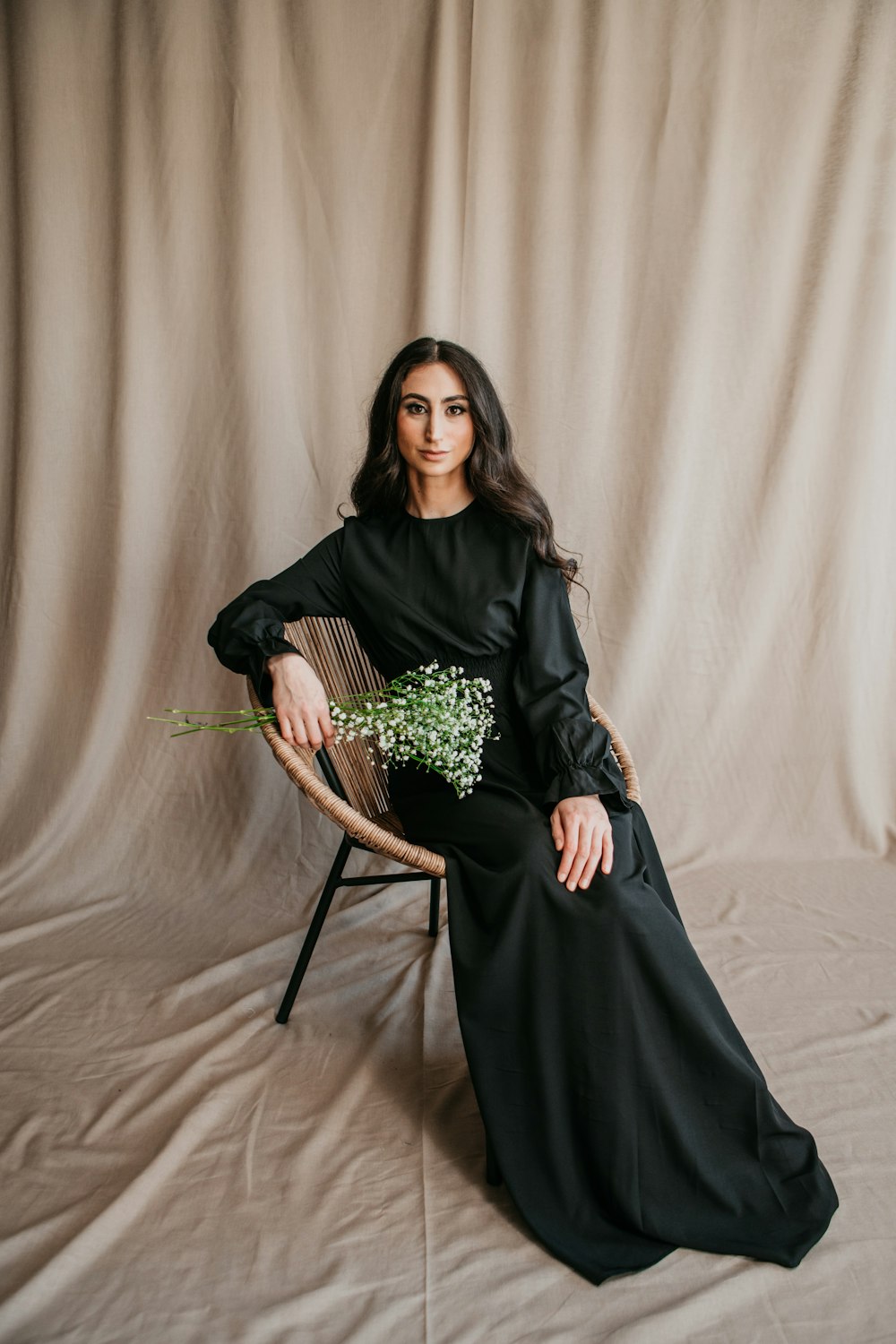 Una mujer con un vestido negro