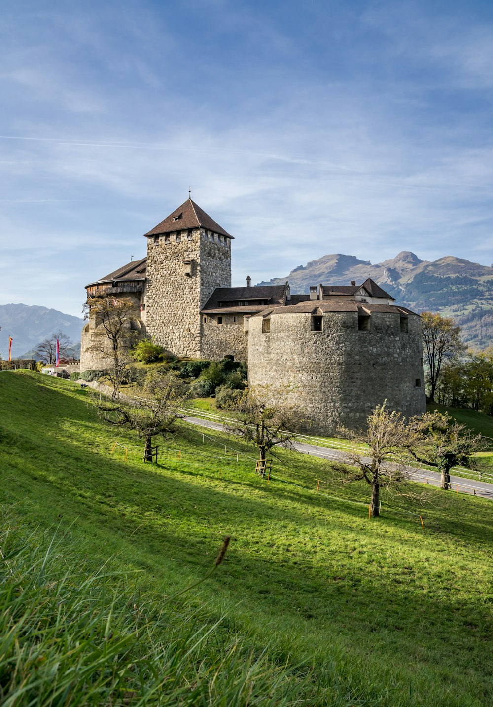 Eine Steinburg auf einem Hügel