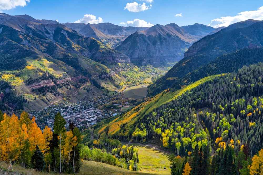 un río que atraviesa un valle