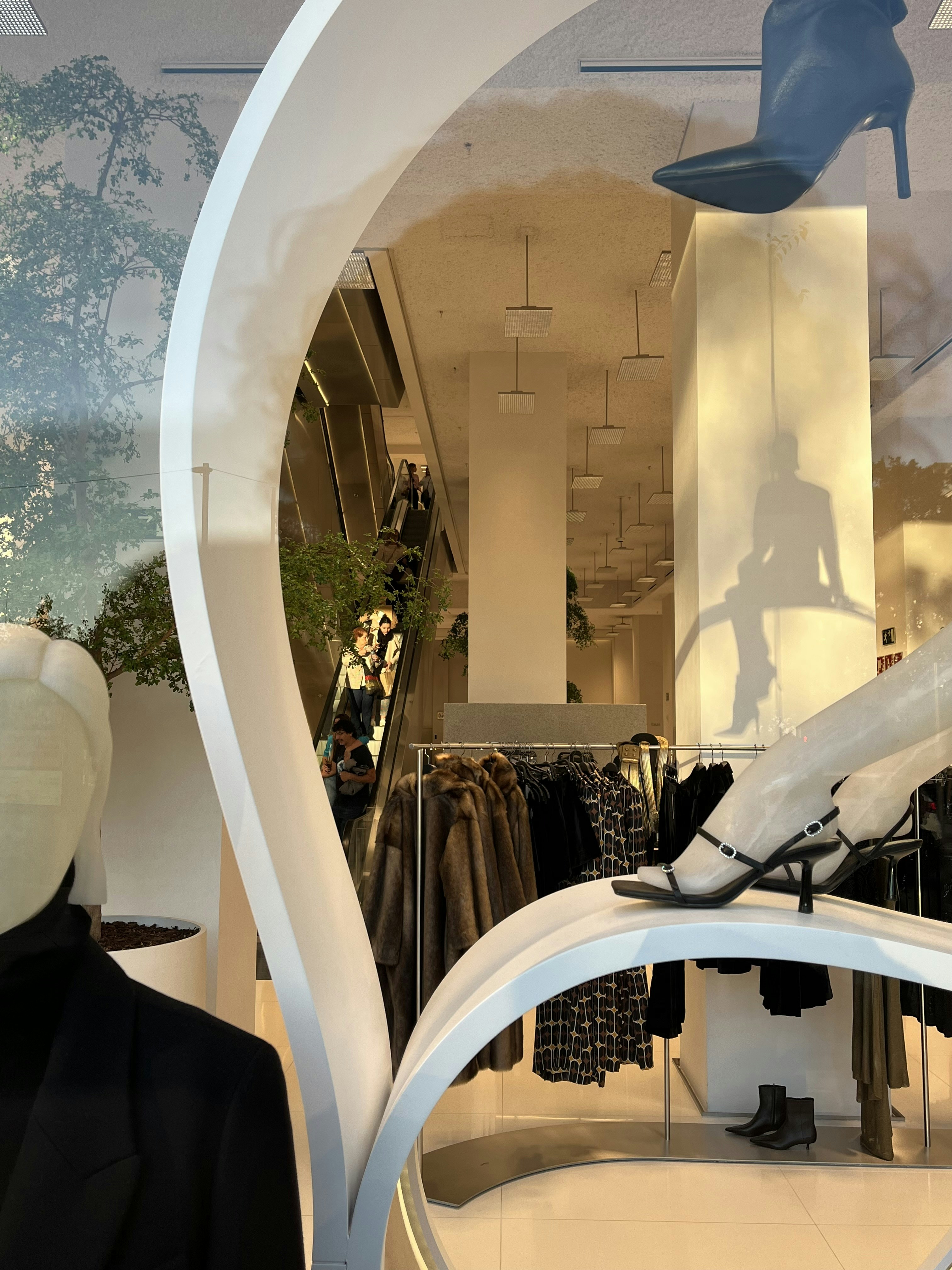 Ein Spiegel, der eine Person in Anzug und Krawatte zeigt