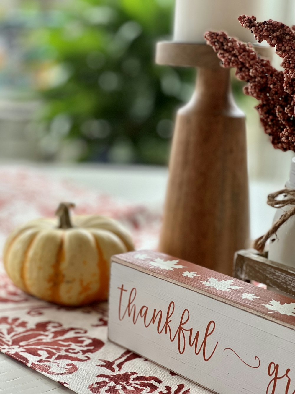 una calabaza y un letrero en una mesa