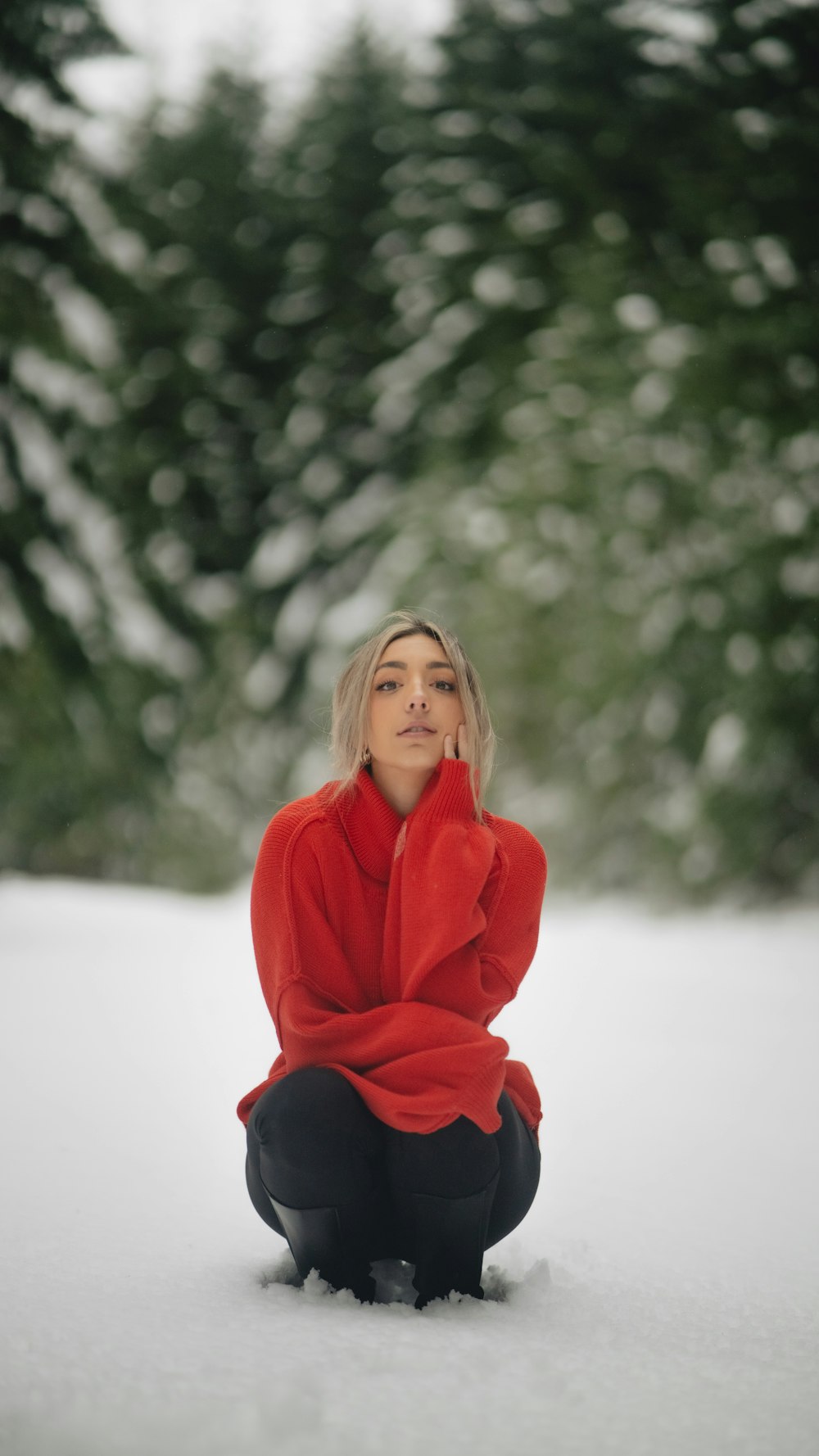 Une fille assise dans la neige