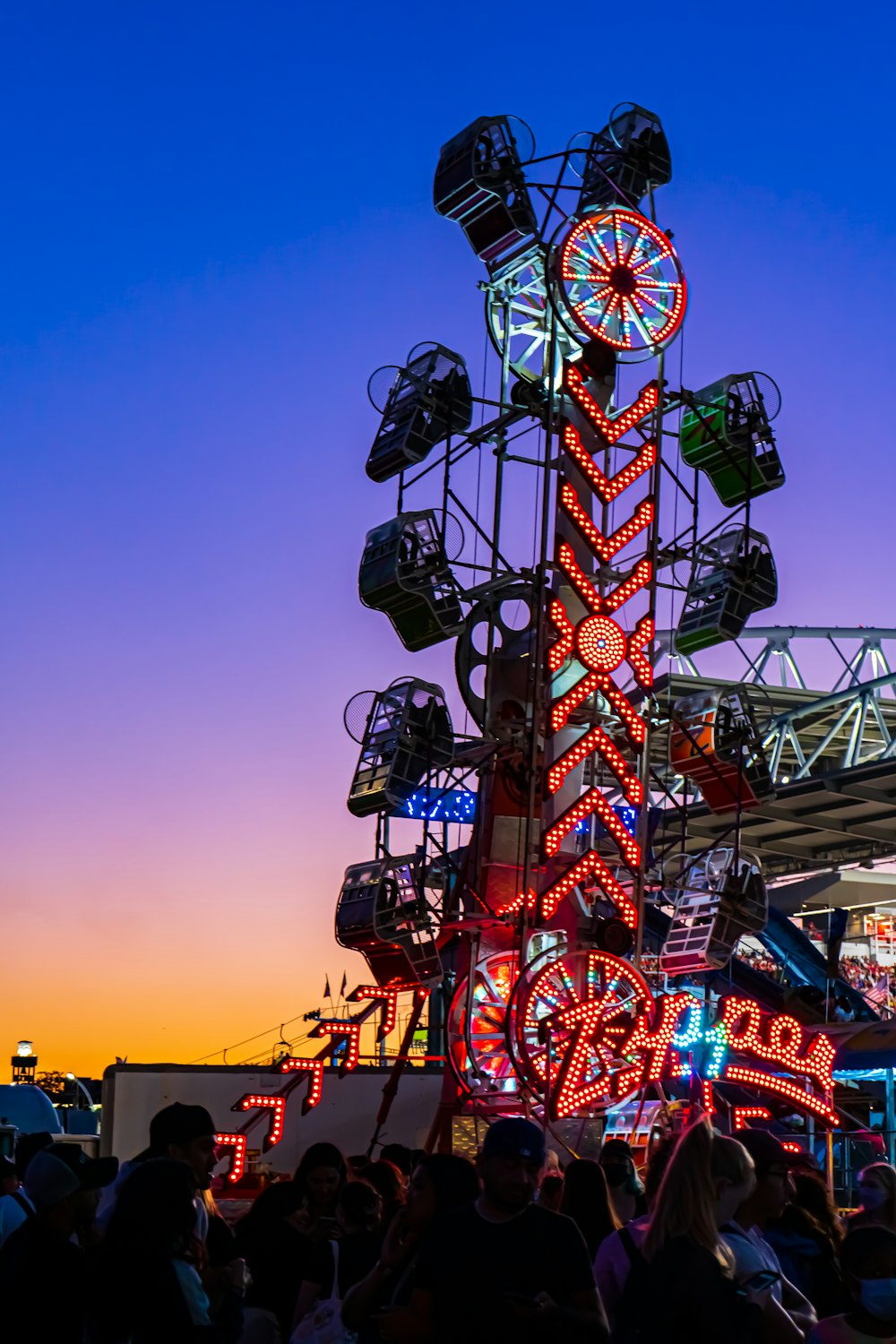 Ein Riesenrad mit Menschen darunter